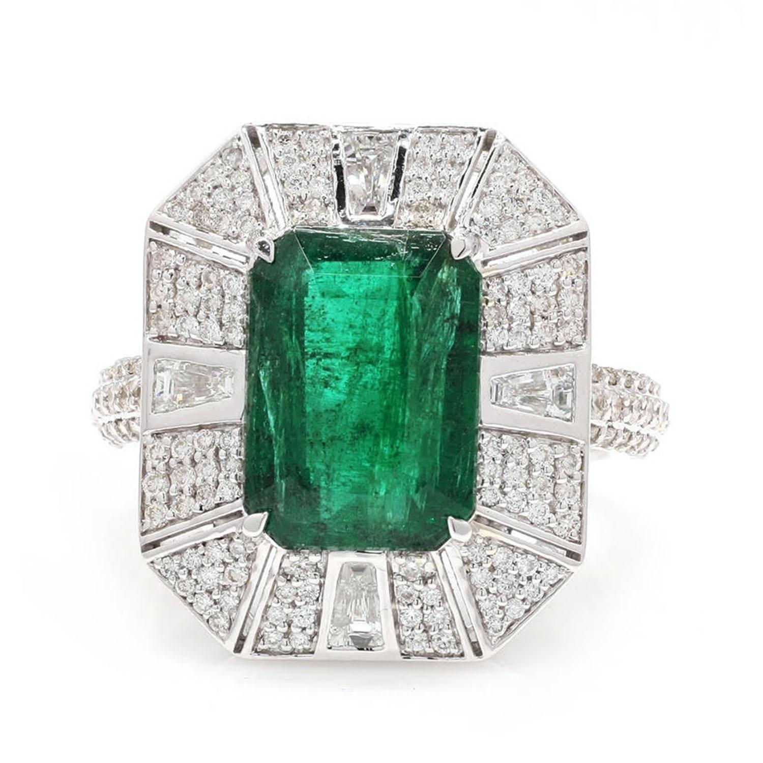 18k White Gold Art Deco Ring with 4 1/2 Cts Octogen Zambian Emerald In New Condition For Sale In New York, NY