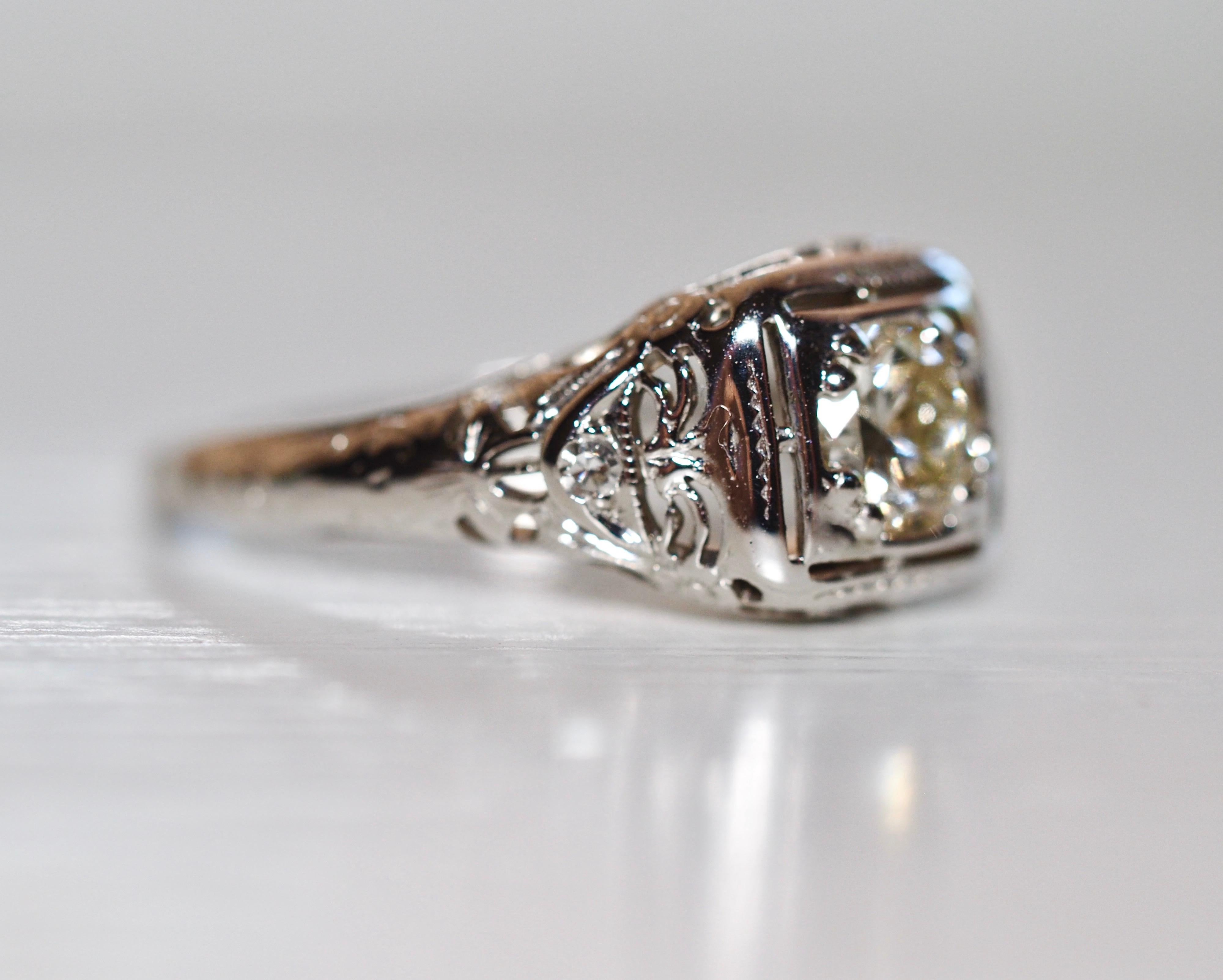18 Karat White Gold Art Deco Ring with Modified Round Brilliant Cut Diamond In Good Condition For Sale In Addison, TX