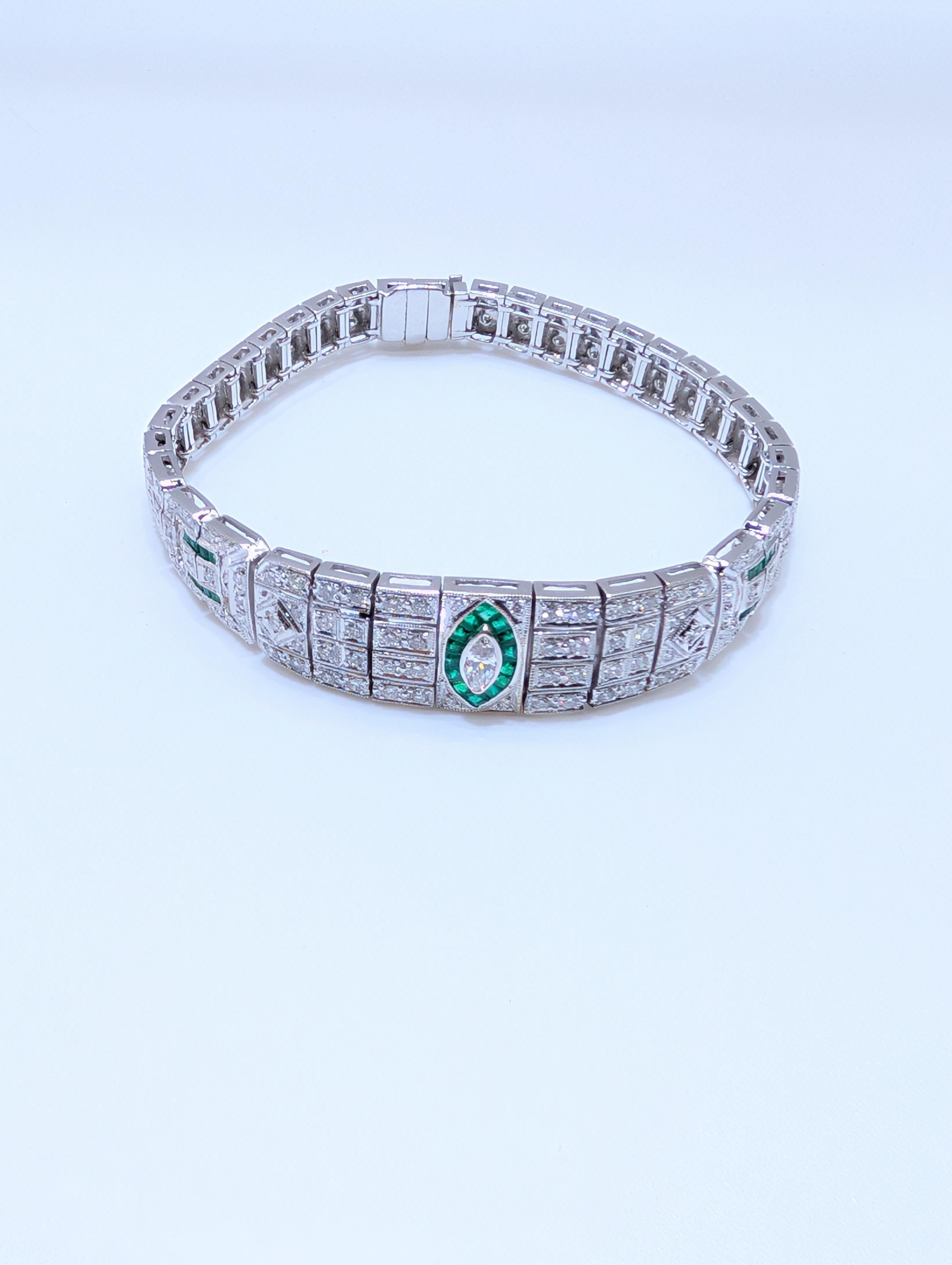Pulsera Estilo Art Decó de Oro Blanco de 18k con Esmeraldas y Diamantes en venta 3