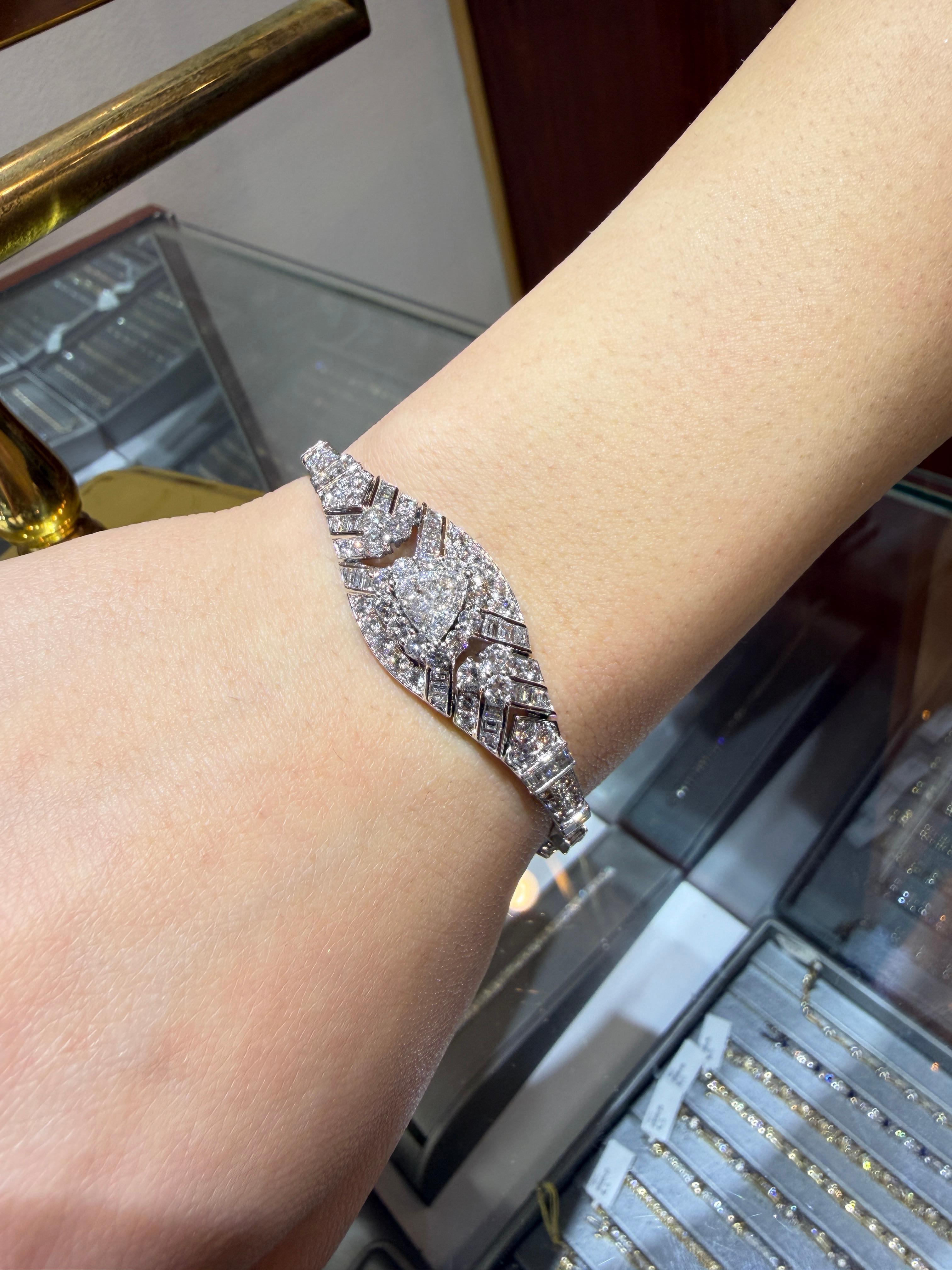 18K White Gold Art Deco Style Diamond Bracelet 9.00ct Trillion & Baguette Cuts In condizioni Nuovo in vendita a Great Neck, NY