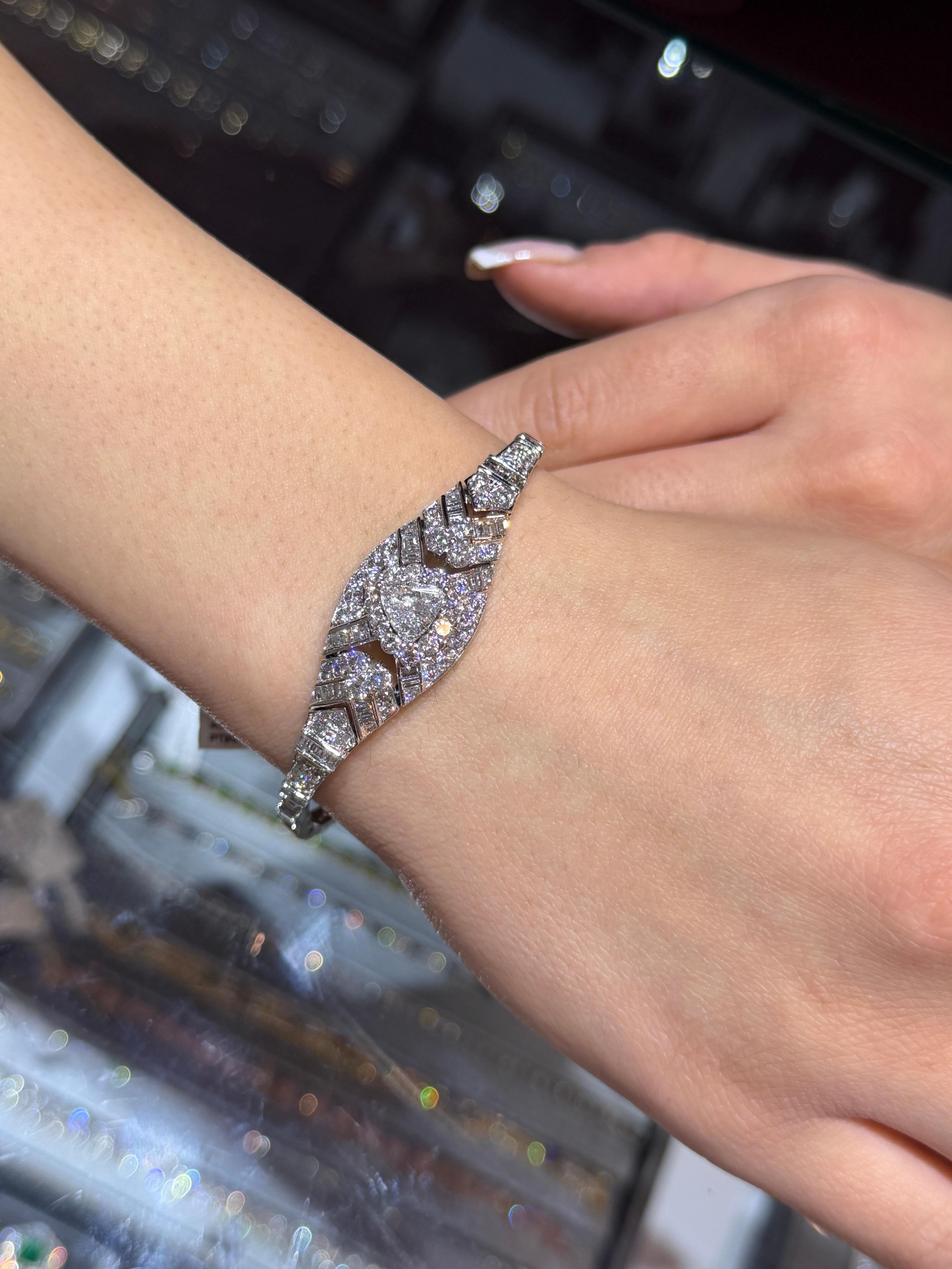 18K White Gold Art Deco Style Diamond Bracelet 9.00ct Trillion & Baguette Cuts in vendita 2