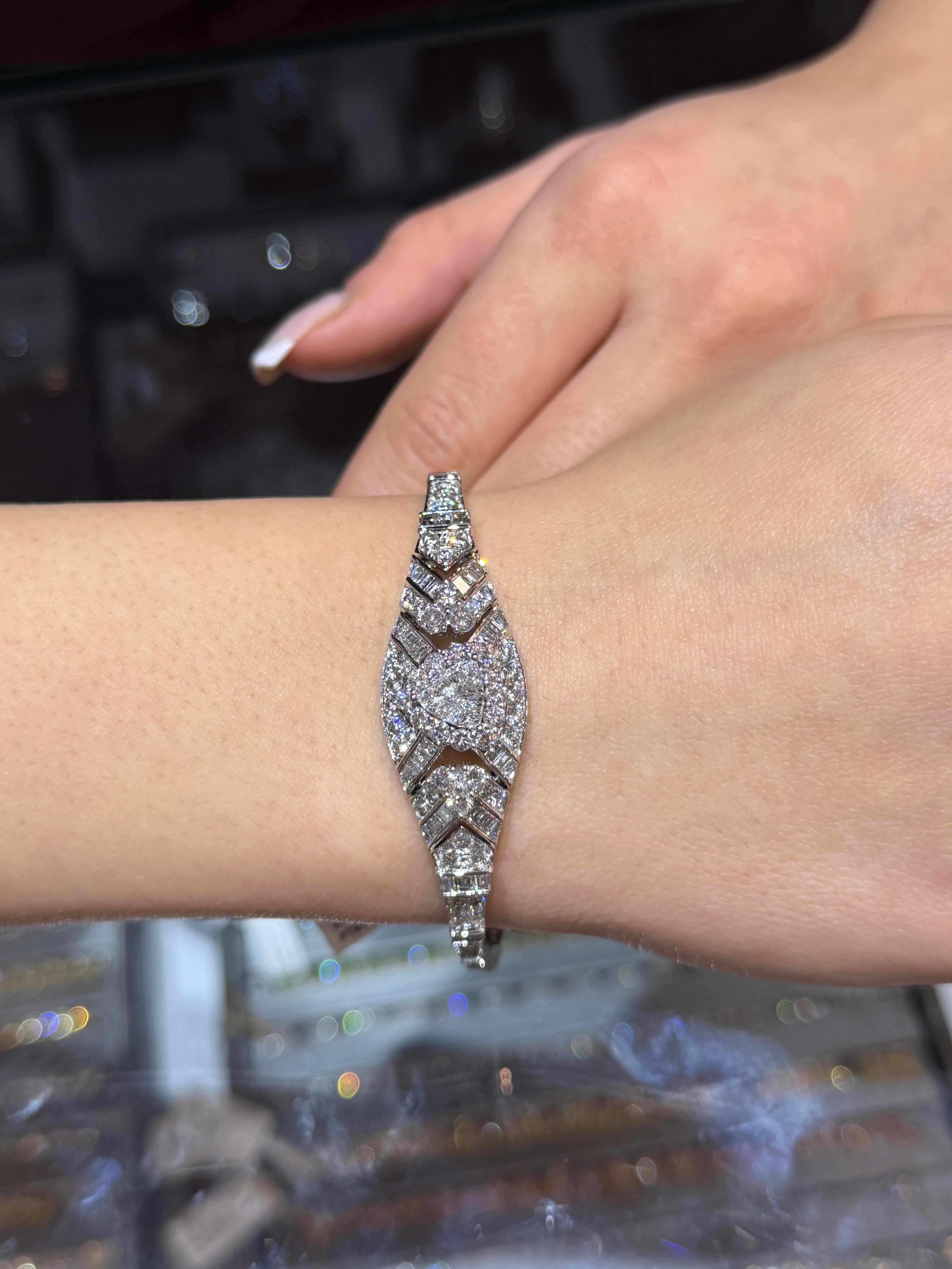 18K White Gold Art Deco Style Diamond Bracelet 9.00ct Trillion & Baguette Cuts in vendita 3