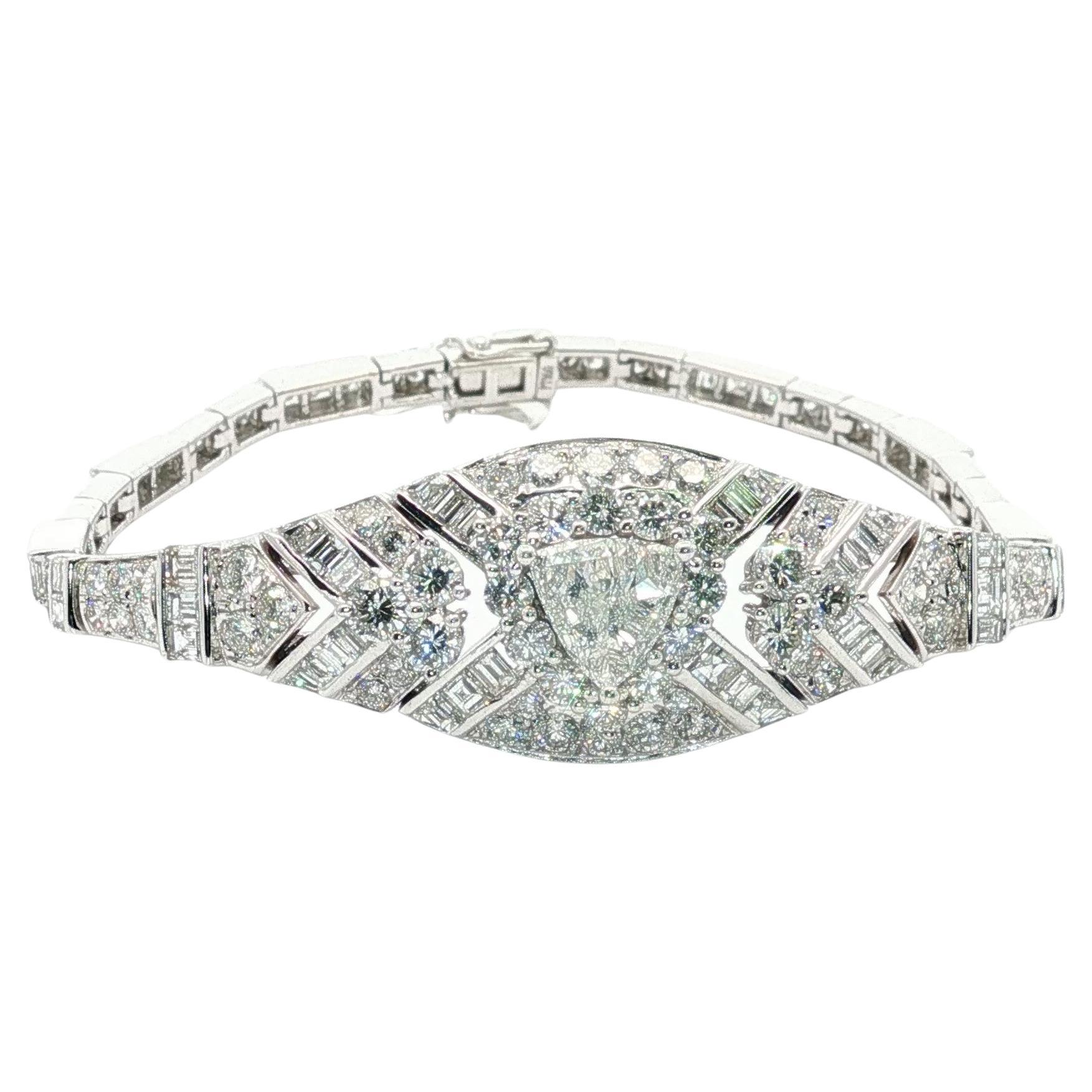 18K White Gold Art Deco Style Diamond Bracelet 9.00ct Trillion 
Baguette Cuts in vendita