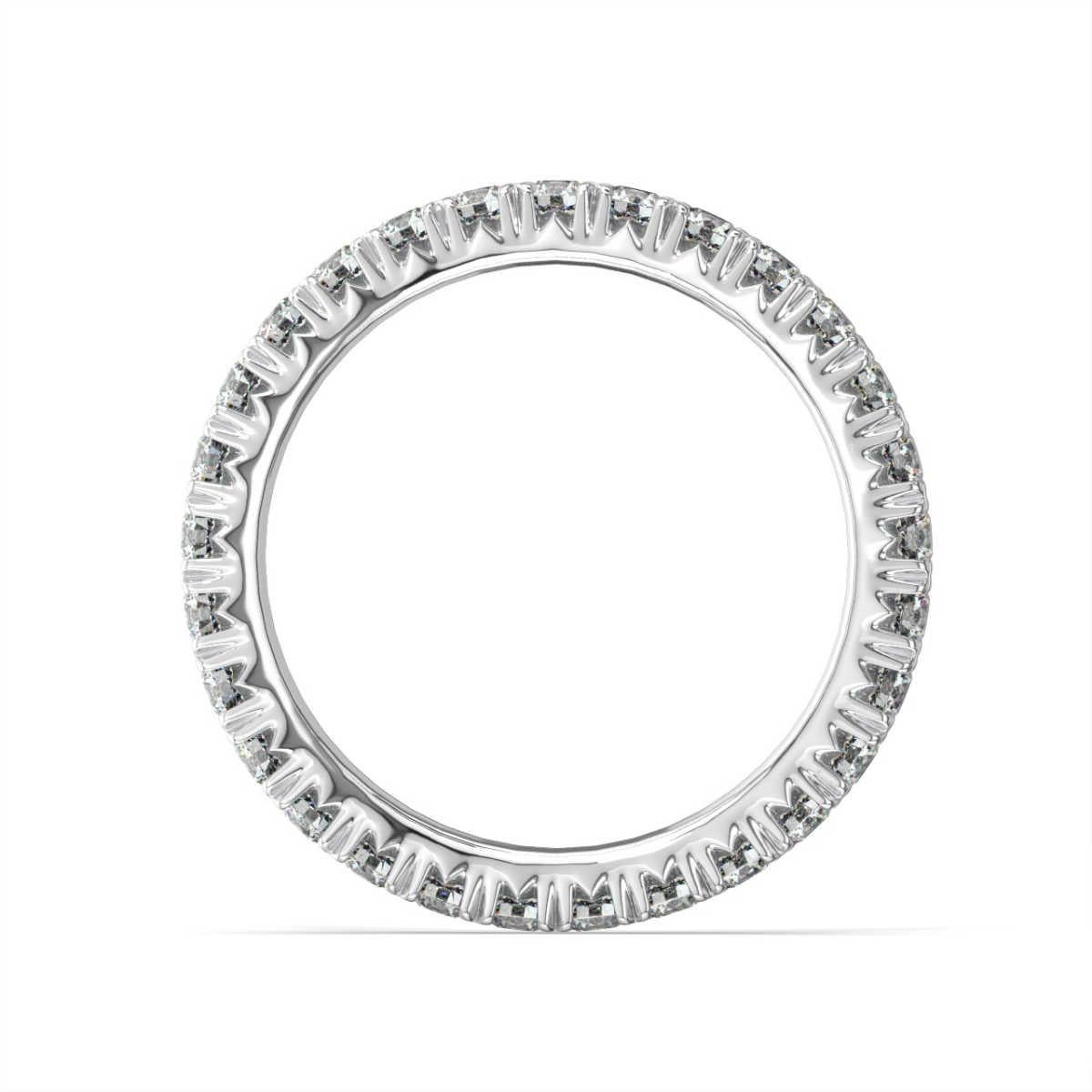 Dieses atemberaubende Ewigkeitsband zeichnet sich durch französische Pave-Diamanten aus, eine Art der Fassung, die es dem Licht ermöglicht, unsere perfekt aufeinander abgestimmten Diamanten aus vielen Winkeln zu erreichen. Er funkelt wie kein