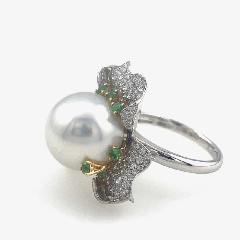 Anillo de oro blanco de 18 quilates con perla blanca australiana, diamante y granate verde

1 Perla blanca australiana - 13,2 mm
Diamantes naturales y granates verdes