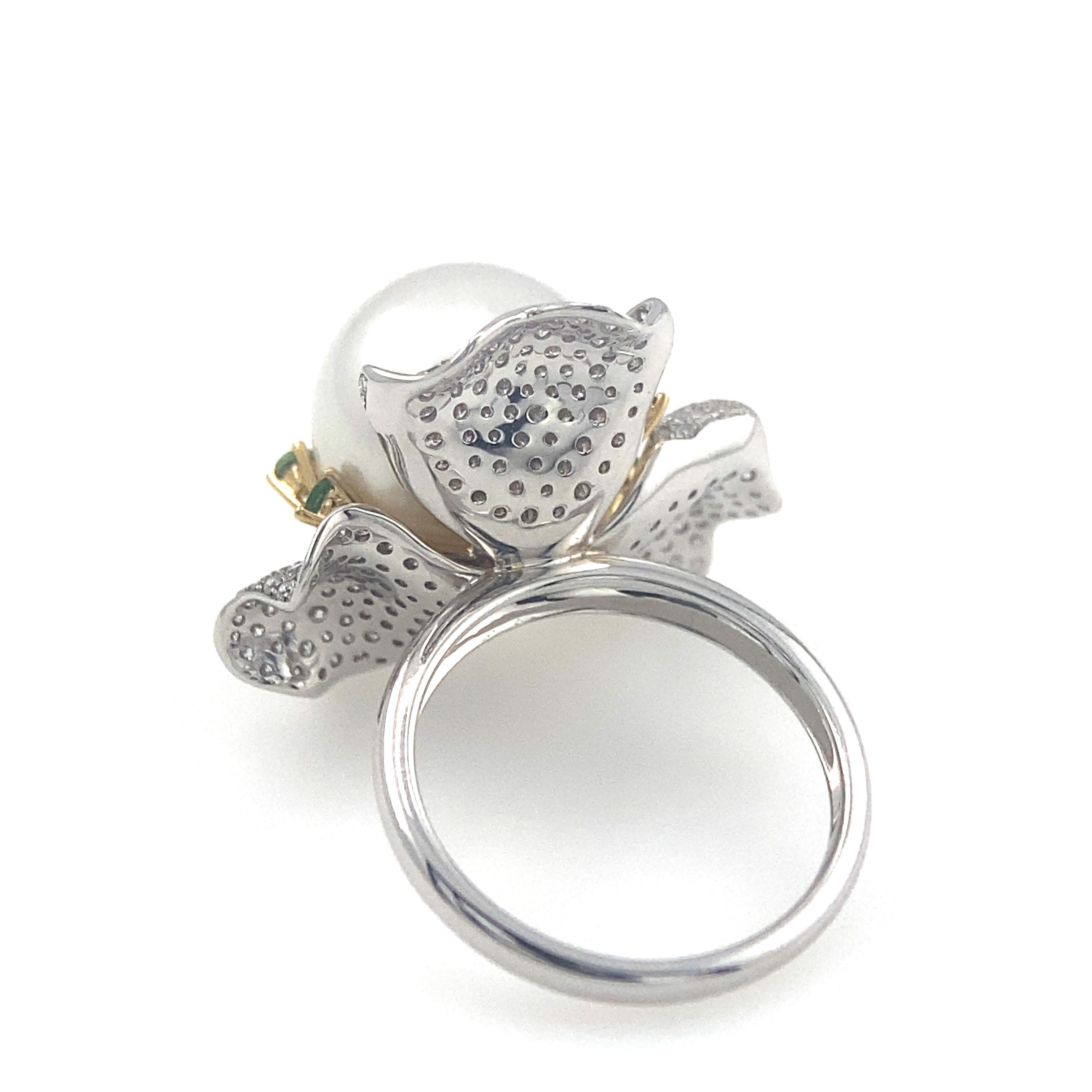 Anillo de oro blanco de 18 quilates con perla blanca australiana, diamante y granate verde Moderno en venta