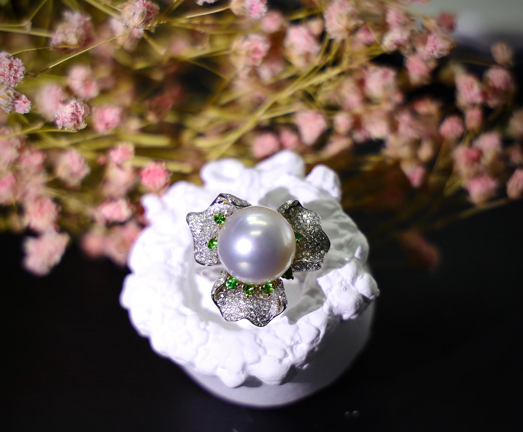 Anillo de oro blanco de 18 quilates con perla blanca australiana, diamante y granate verde Corte redondo en venta