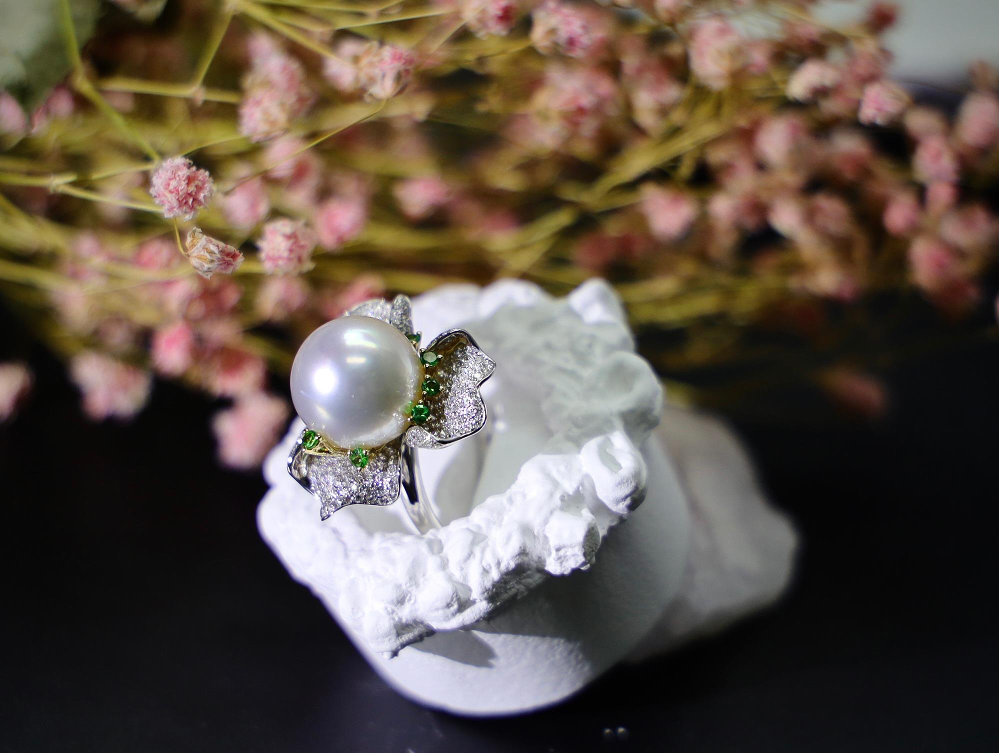 Anillo de oro blanco de 18 quilates con perla blanca australiana, diamante y granate verde en Nuevo estado para la venta en Kowloon, HK
