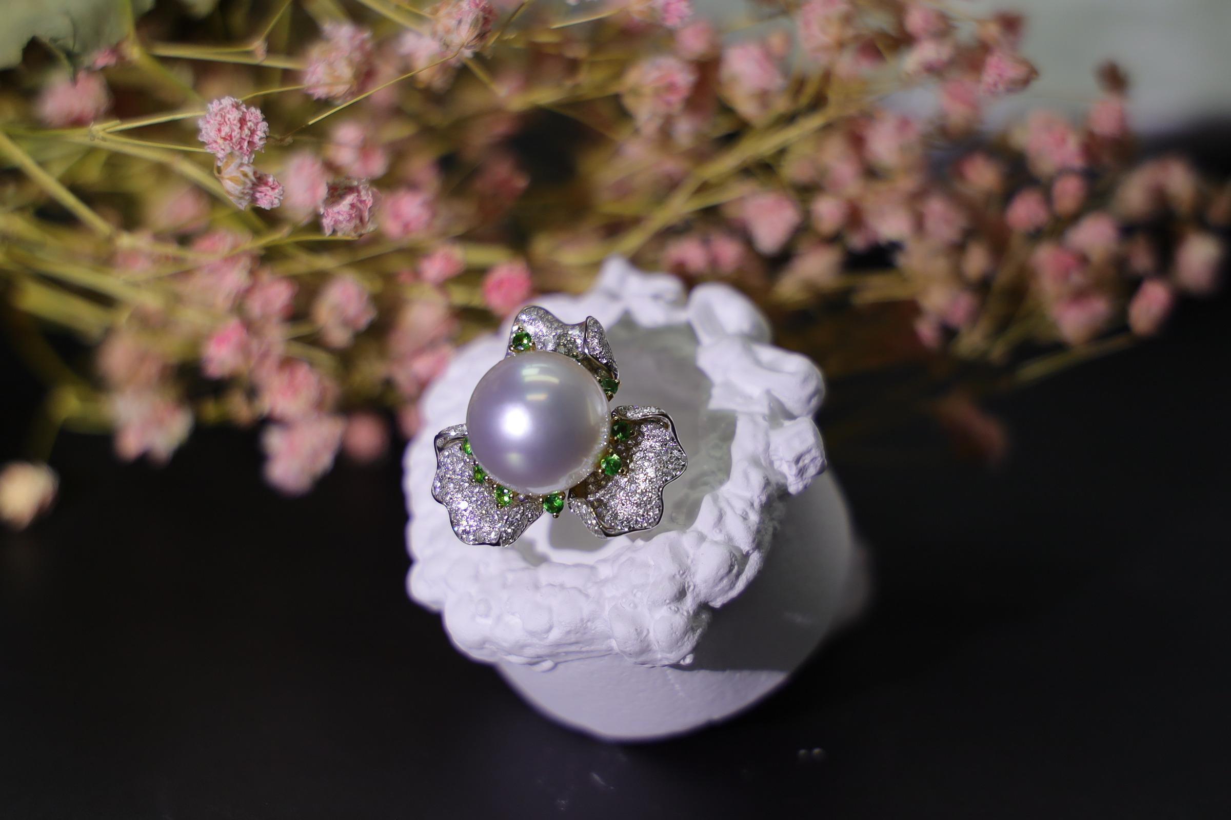 De las mujeres Anillo de oro blanco de 18 quilates con perla blanca australiana, diamante y granate verde en venta