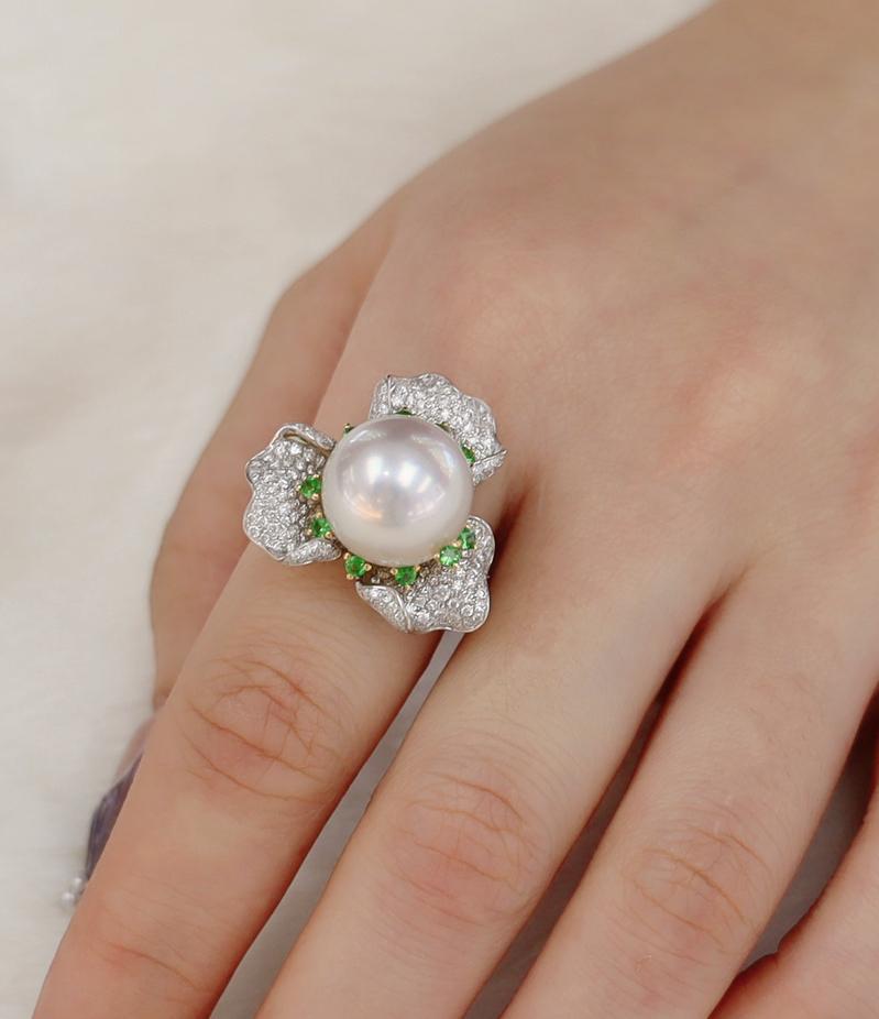 Anillo de oro blanco de 18 quilates con perla blanca australiana, diamante y granate verde en venta 1