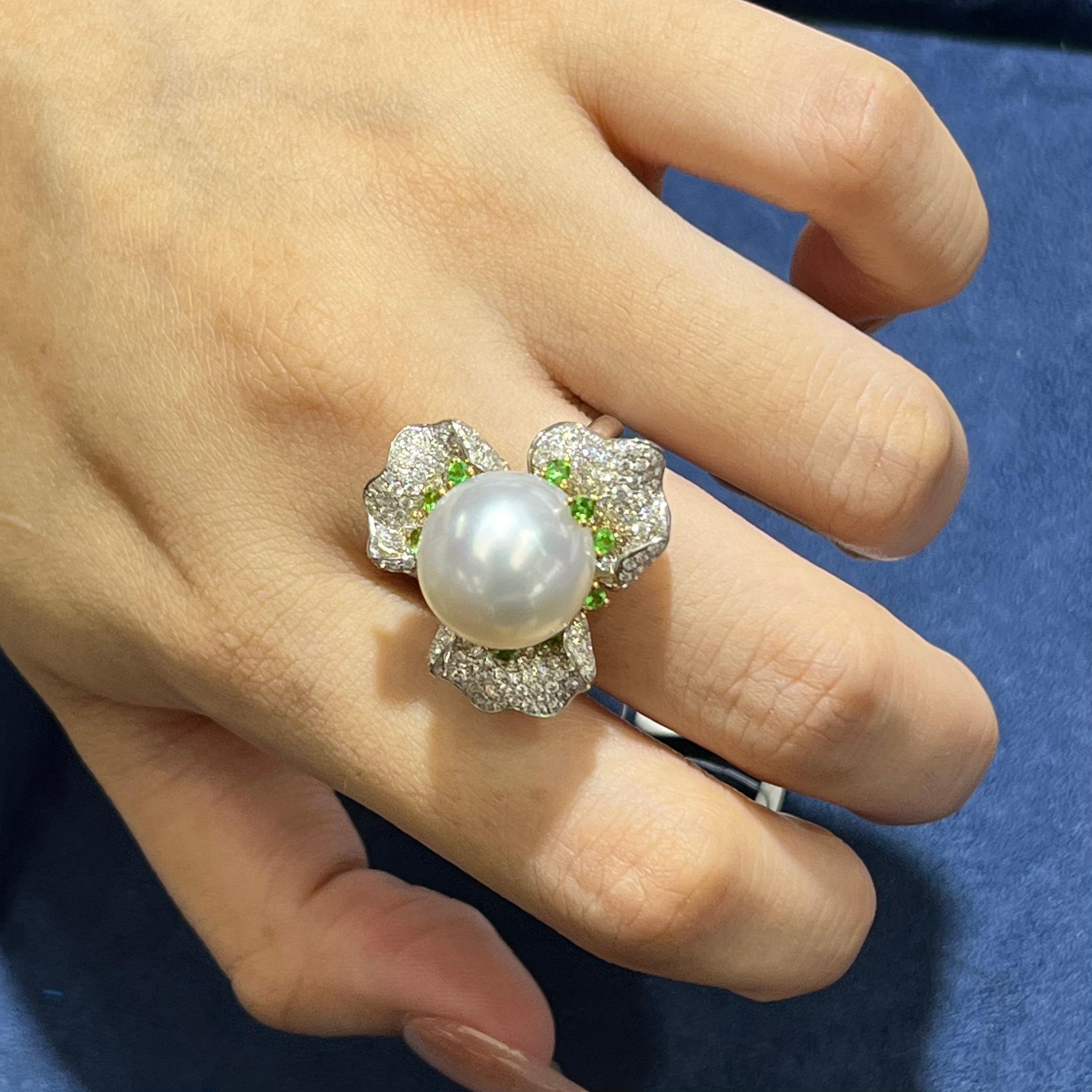 Anillo de oro blanco de 18 quilates con perla blanca australiana, diamante y granate verde en venta 2