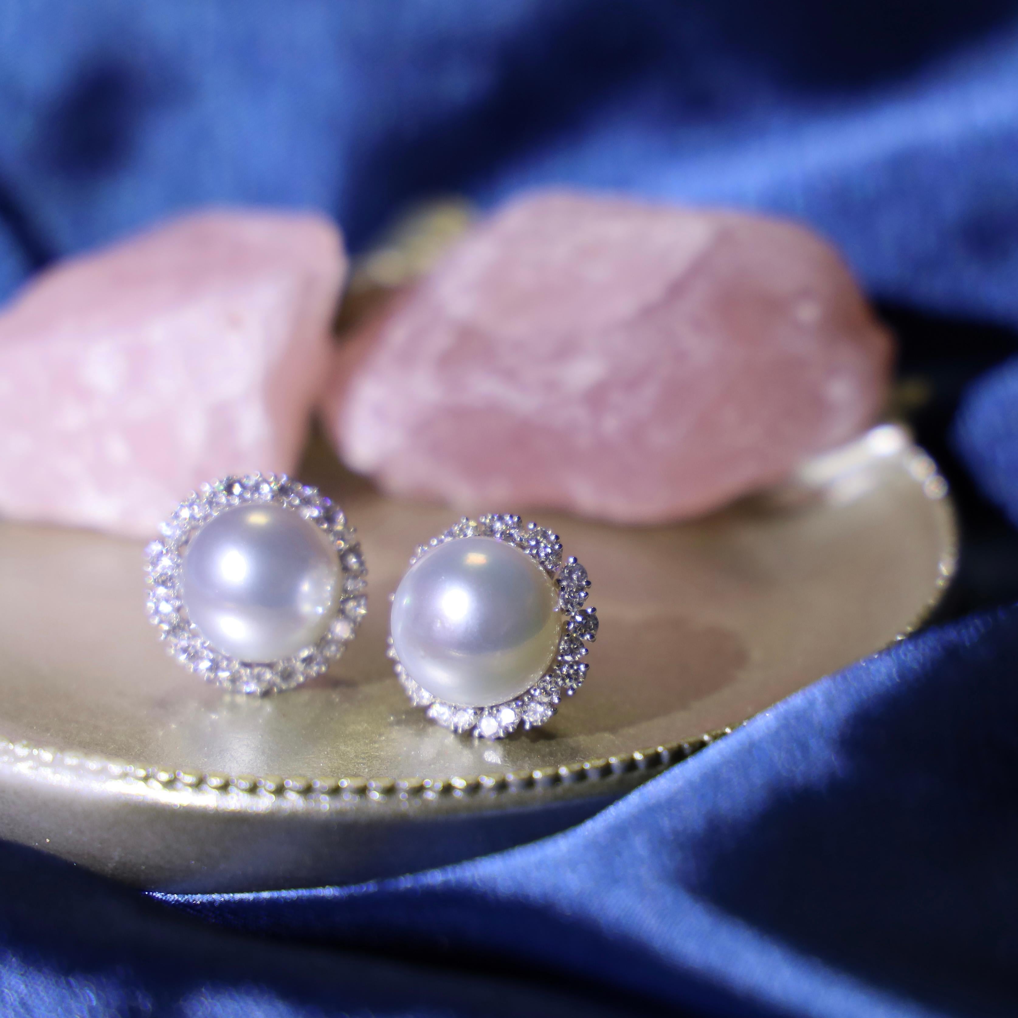 18K White Gold Australian White Pearl Earrings with Diamonds In New Condition For Sale In Kowloon, HK