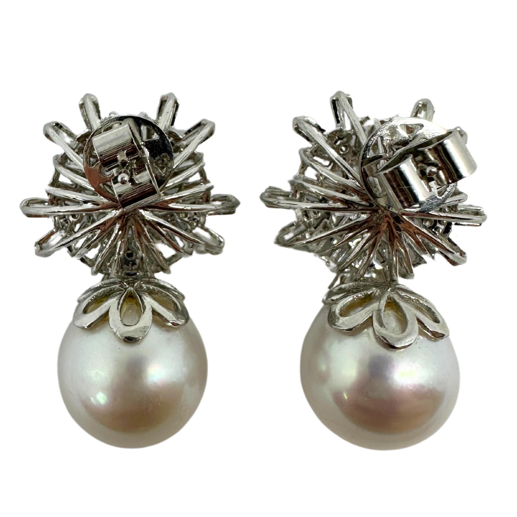 Boucles d'oreilles en or blanc 18 carats diamant taille baguette et poire et perle[
Condit : En bon état avec quelques légères usures de surface dues à l'âge.
Longueur : 1.25 pouces
Largeur : 0.75 pouces
Métal : Or blanc 18k
Poids : 10,10