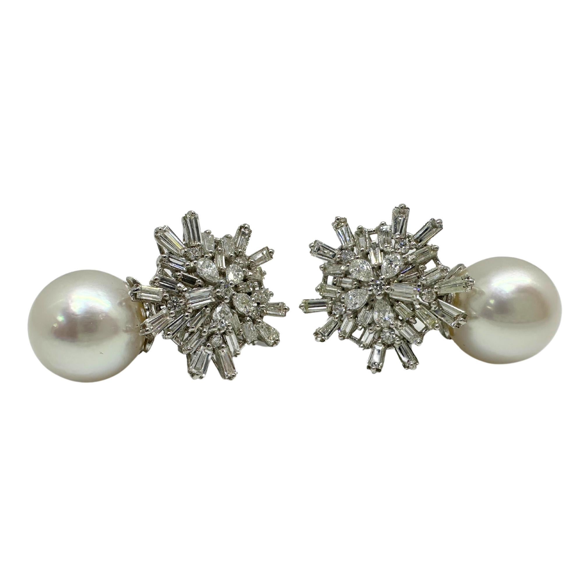 Taille baguette Boucles d'oreilles en or blanc 18 carats diamant taille baguette et poire et perle en vente
