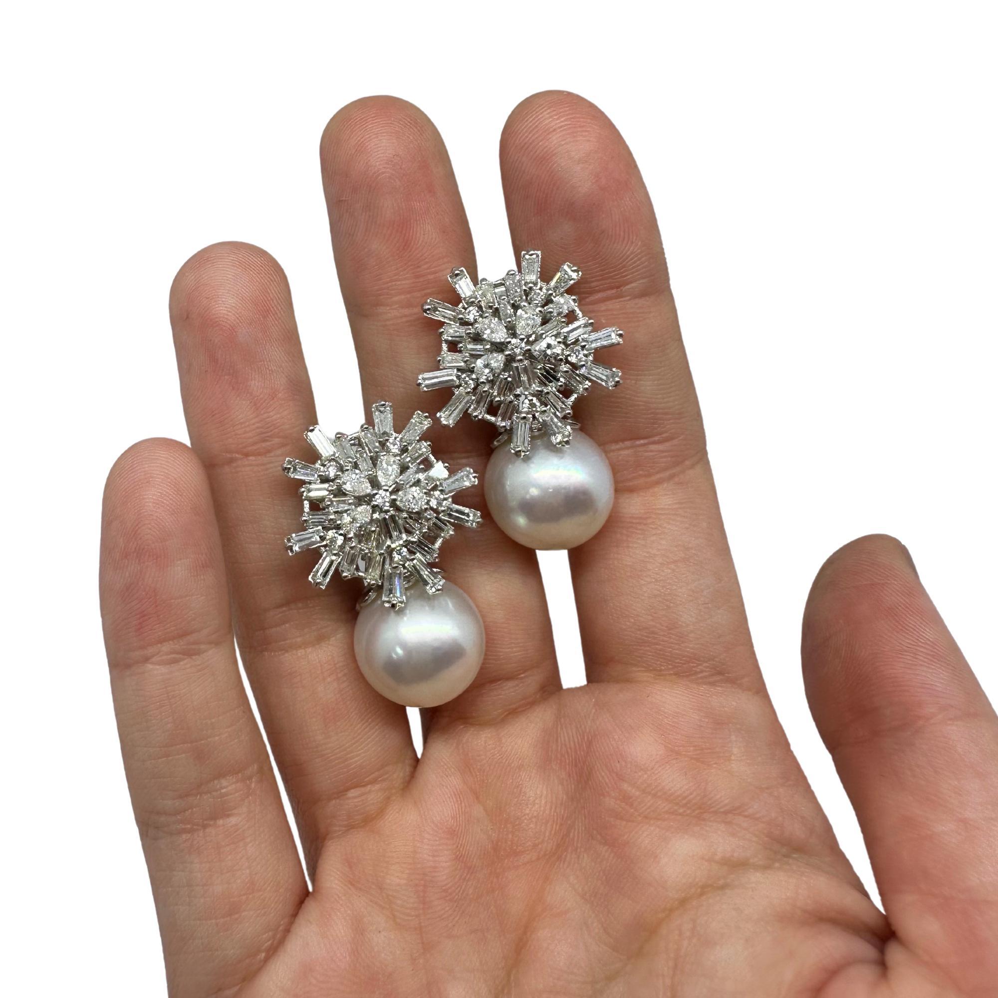 Boucles d'oreilles en or blanc 18 carats diamant taille baguette et poire et perle Pour femmes en vente