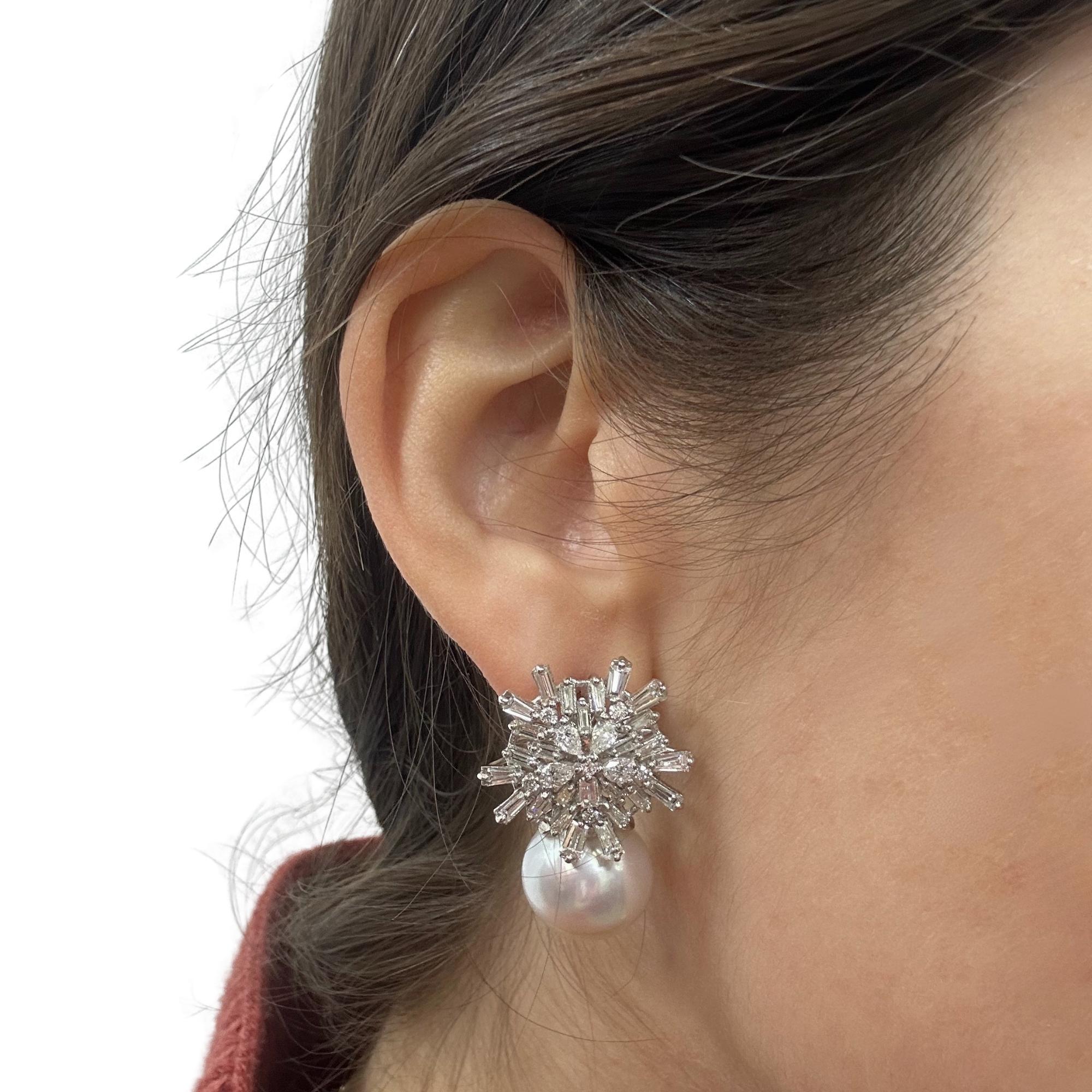 Boucles d'oreilles en or blanc 18 carats diamant taille baguette et poire et perle en vente 1