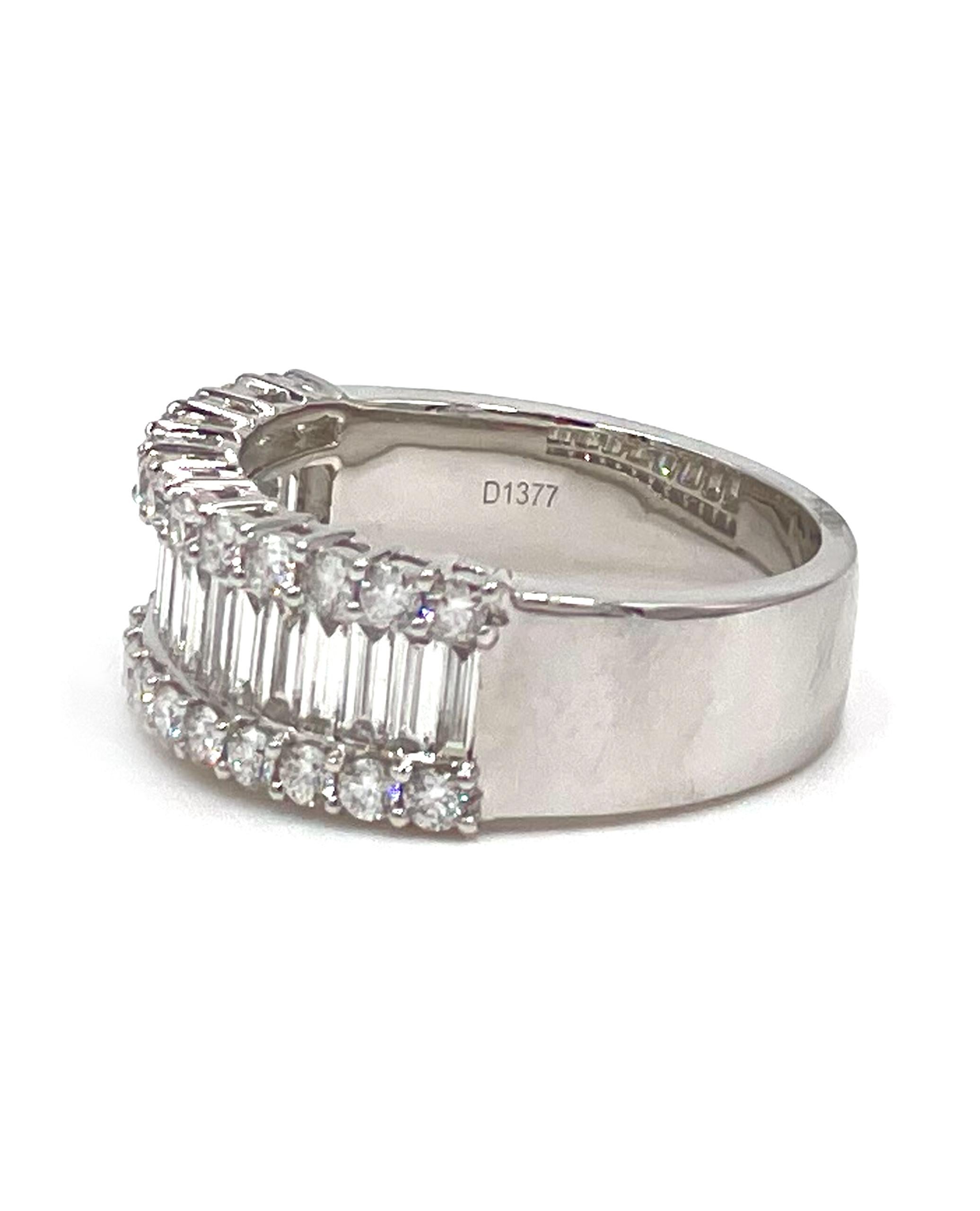 Taille baguette Bague en or blanc 18K avec diamant baguette et rond en vente