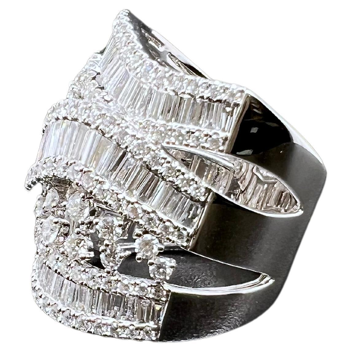 Dieses wunderschöne breite Diamantband ist einfach wunderschön! Die 3 wellenförmigen Reihen von Baguette-Diamanten sind parallel zueinander gestapelt, während die runden Diamanten die Reihen voneinander trennen, um einen künstlerischen Look zu