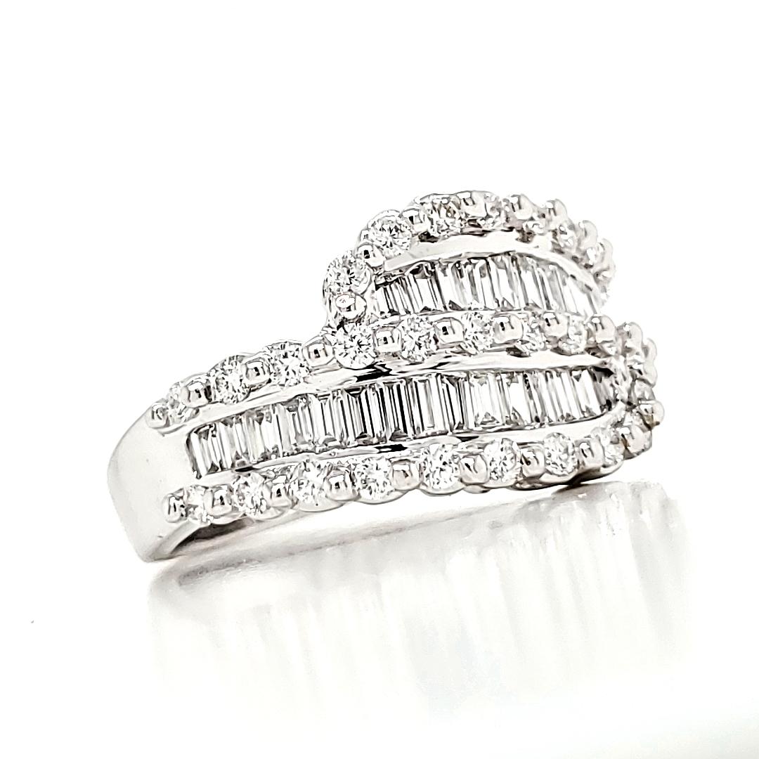 This band is made to be seen.

Its enticing combination of round and baguette diamonds creates a bold and distinctive design that sets it apart from other engagement rings. 

With 0.56 carats of gorgeous round diamonds and 0.73 carats of magnificent