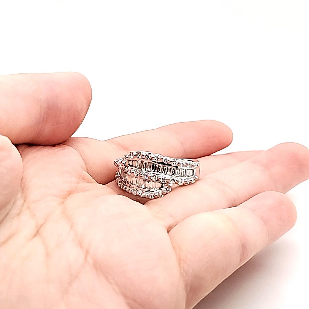 Bague de fiançailles en or blanc 18 carats, diamants baguettes de 0,73 carat et diamants ronds de 0,56 carat Neuf - En vente à Hong Kong, HK