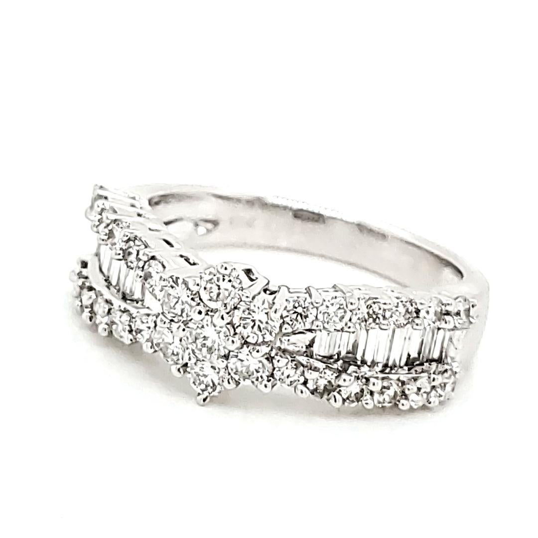 Taille ronde Bague de fiançailles en or blanc 18 carats taille baguette Cts 0,65 et diamants ronds Cts 0,53 en vente