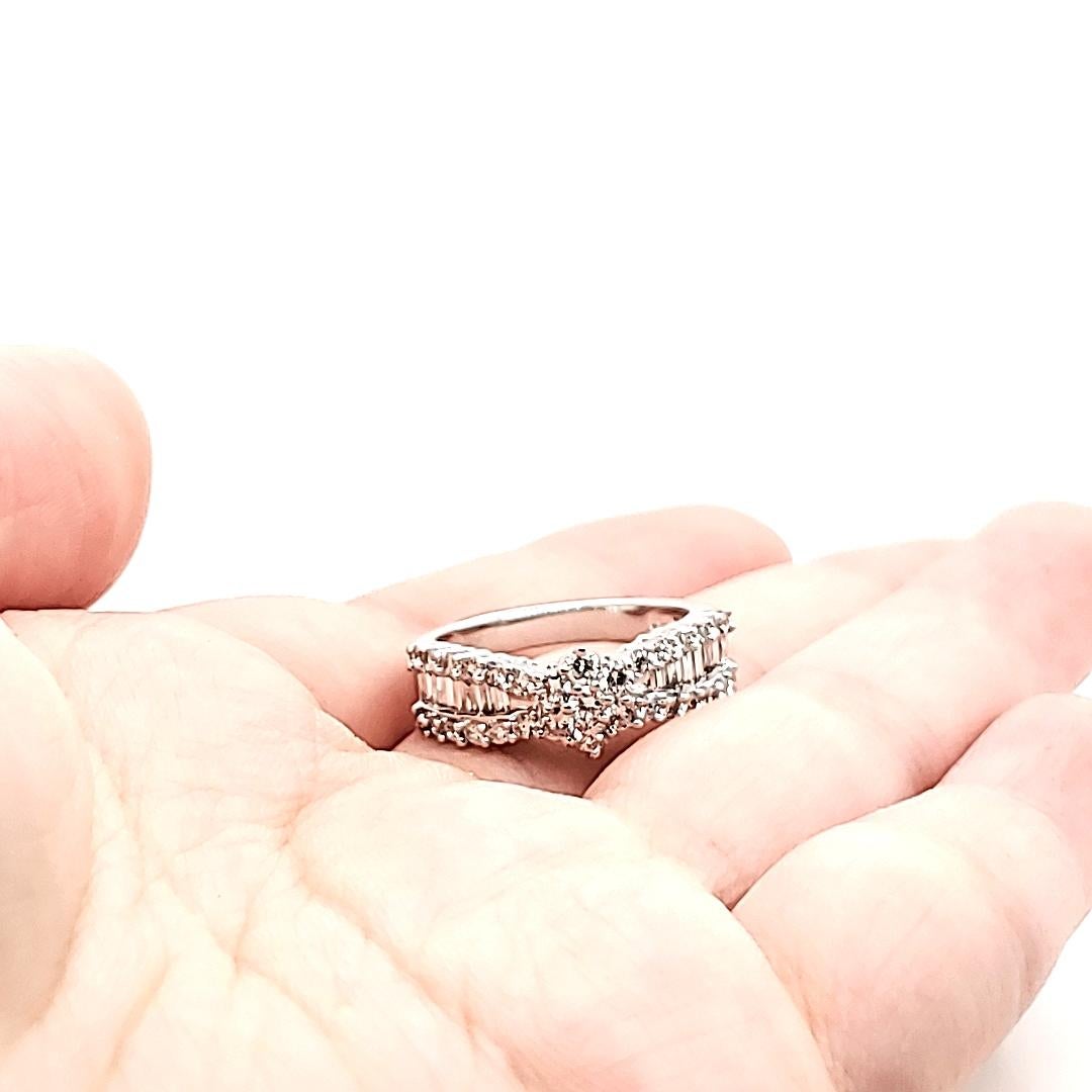 Bague de fiançailles en or blanc 18 carats taille baguette Cts 0,65 et diamants ronds Cts 0,53 en vente 3
