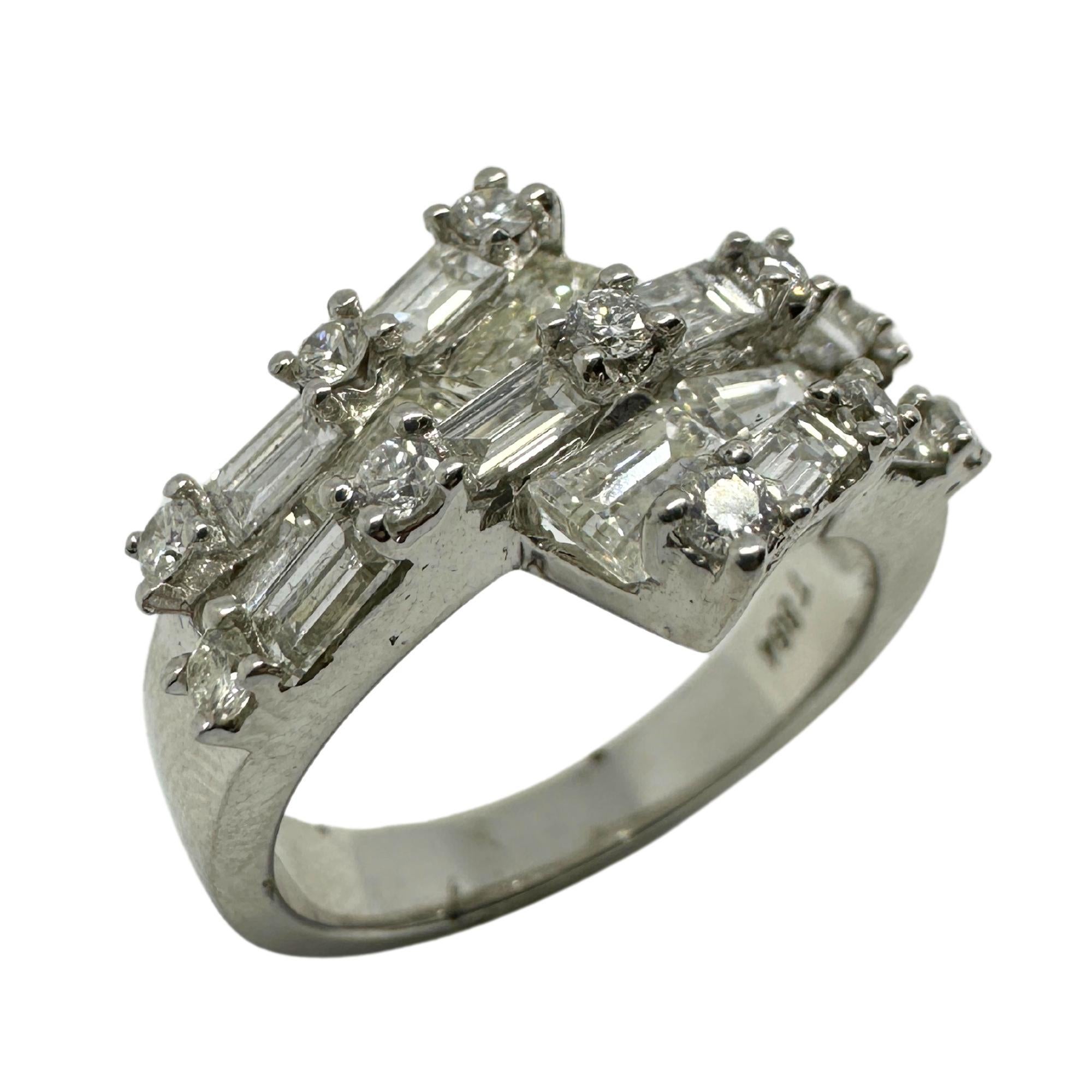 18K White Gold Baguette Cut Diamond Band Ring In Good Condition For Sale In New York, NY