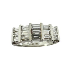 Anello a fascia larga con diamante taglio baguette in oro bianco 18k