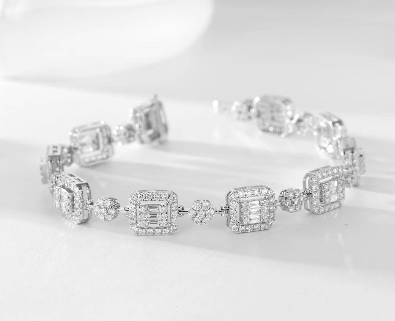 Bracelet cube en or blanc 18K et diamants blancs

Diamants taille baguette - 0,55 CT
Diamants ronds - 2,28 ct

Poids total - 11,97 GM

Taille personnalisable