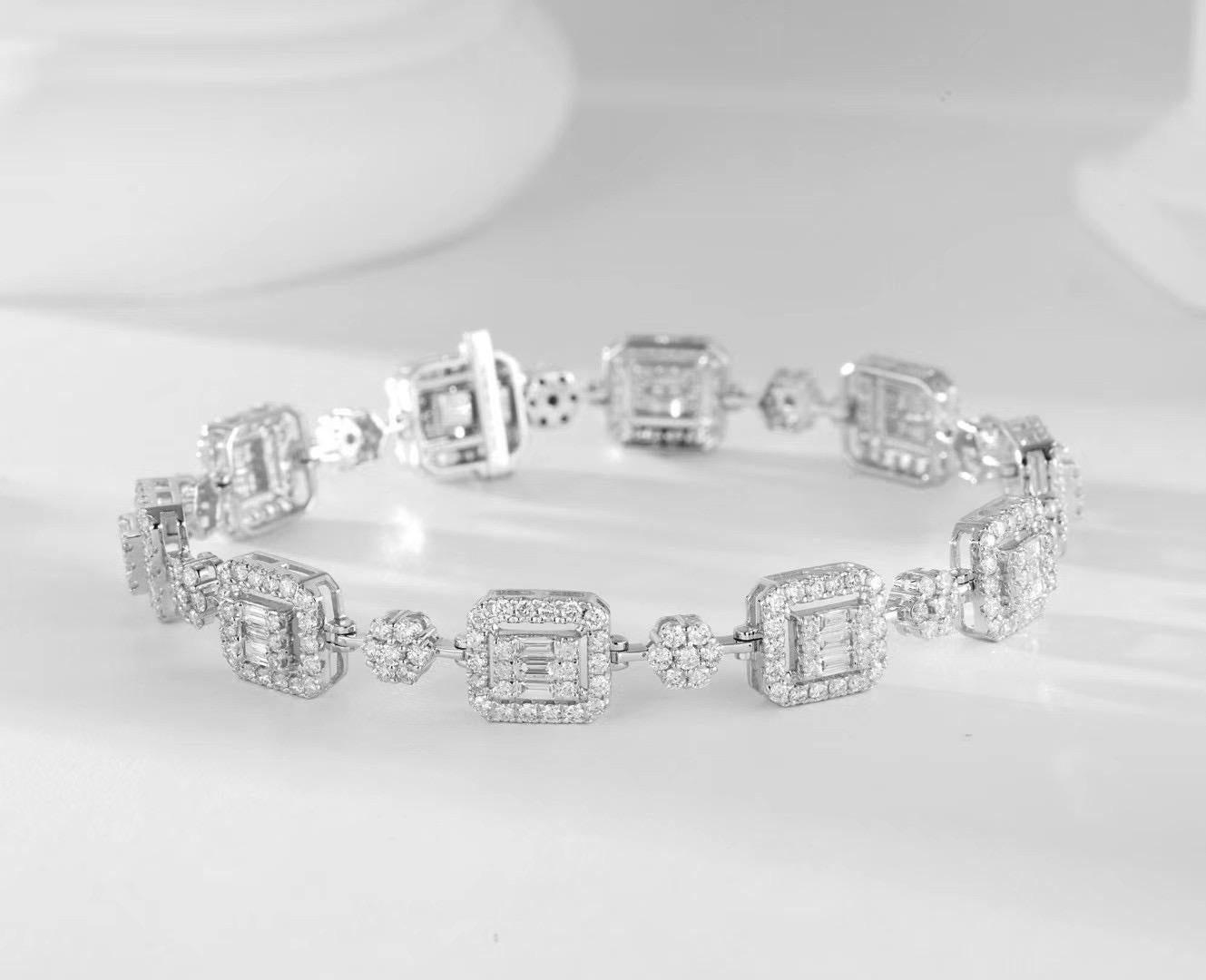 Moderne Bracelet en or blanc 18 carats avec diamants blancs taille baguette en vente