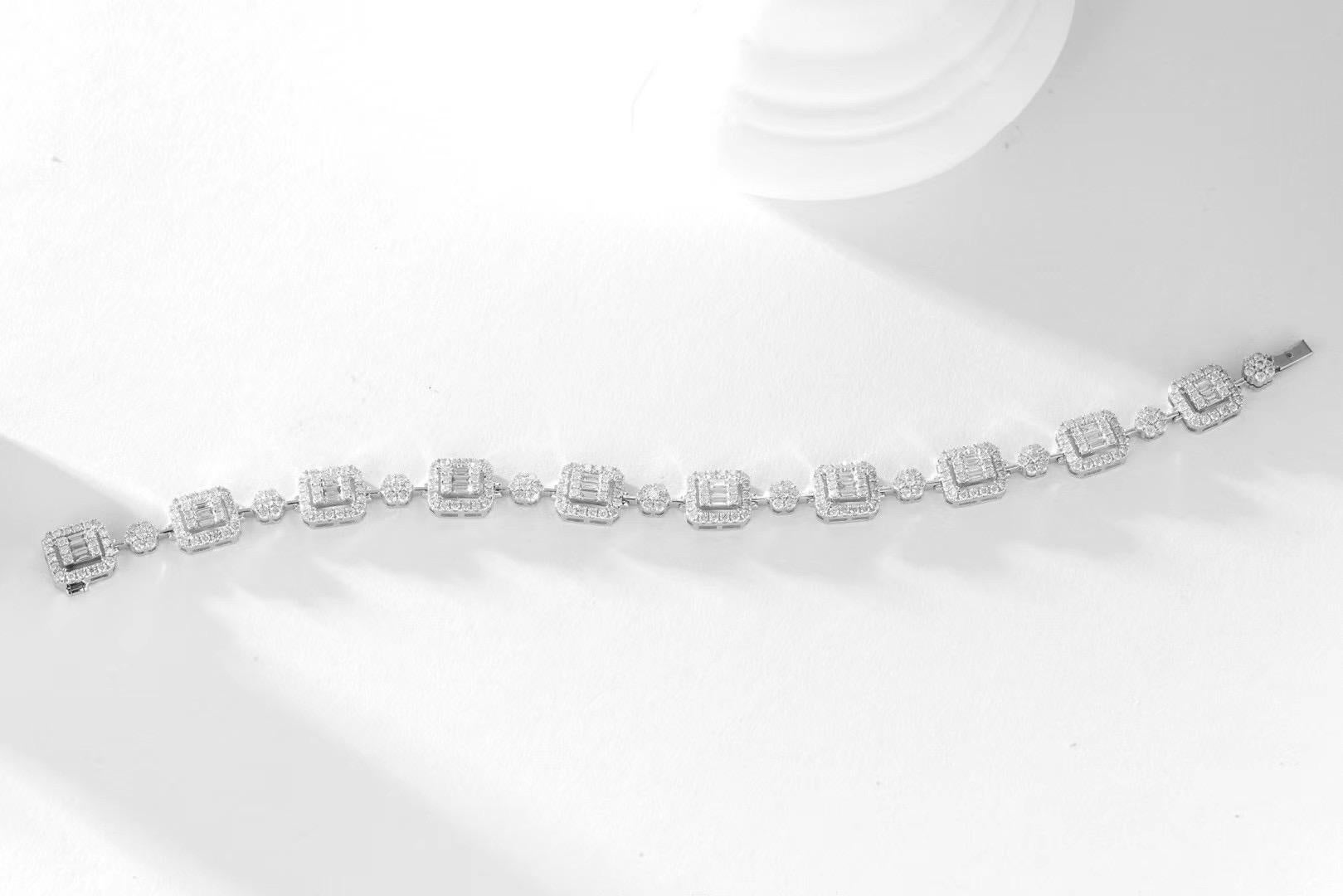 Taille baguette Bracelet en or blanc 18 carats avec diamants blancs taille baguette en vente