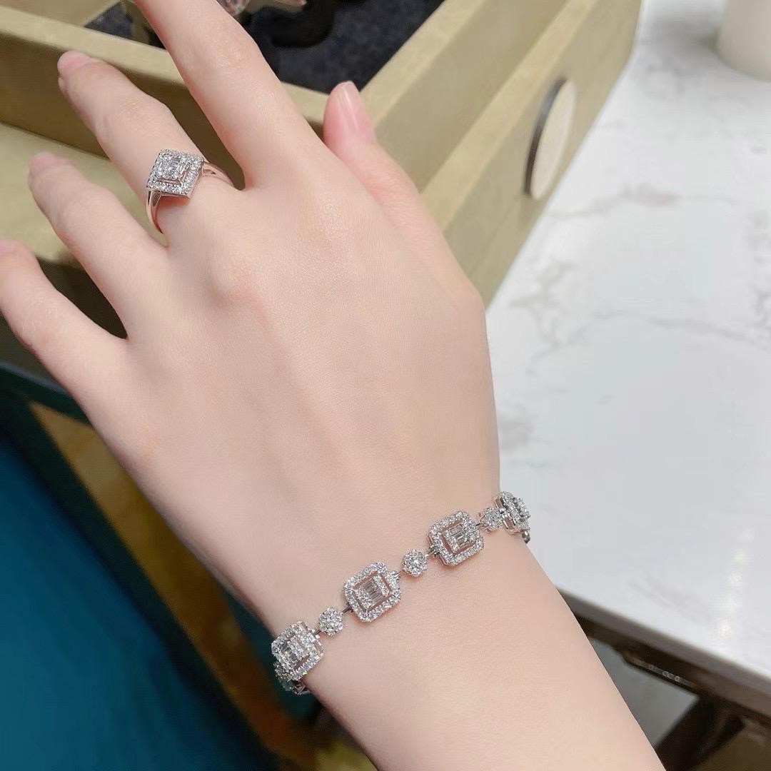 Bracelet en or blanc 18 carats avec diamants blancs taille baguette Neuf - En vente à Kowloon, HK