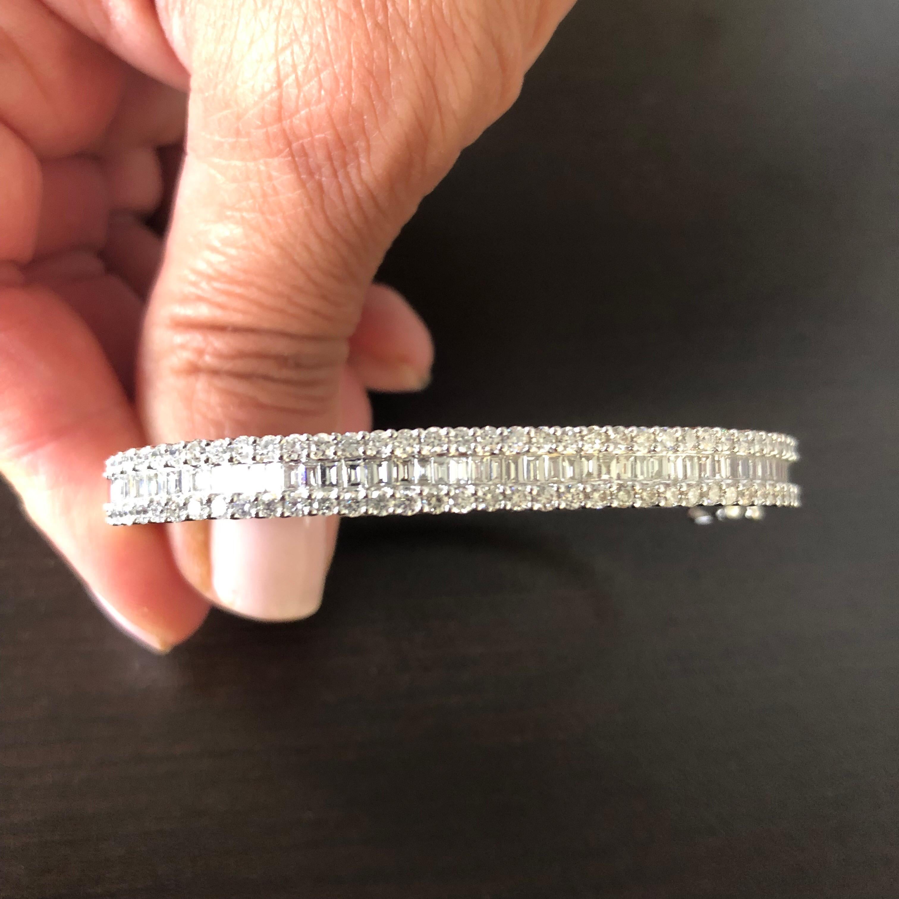 18 Karat Weißgold Baguette-Diamant-Armreif (Baguetteschliff) im Angebot