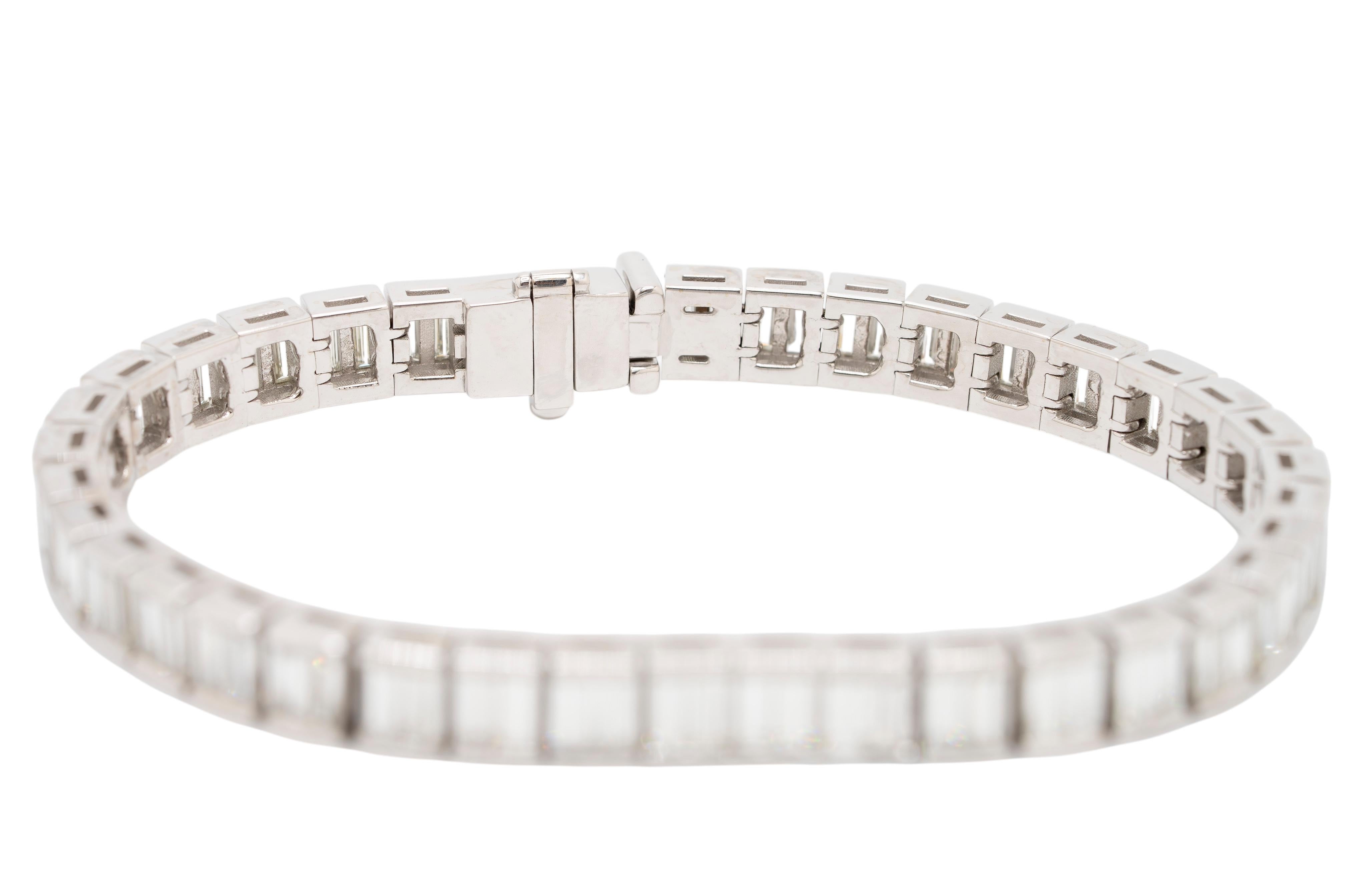 Taille baguette Bracelet en or blanc 18 carats avec diamants baguettes en vente