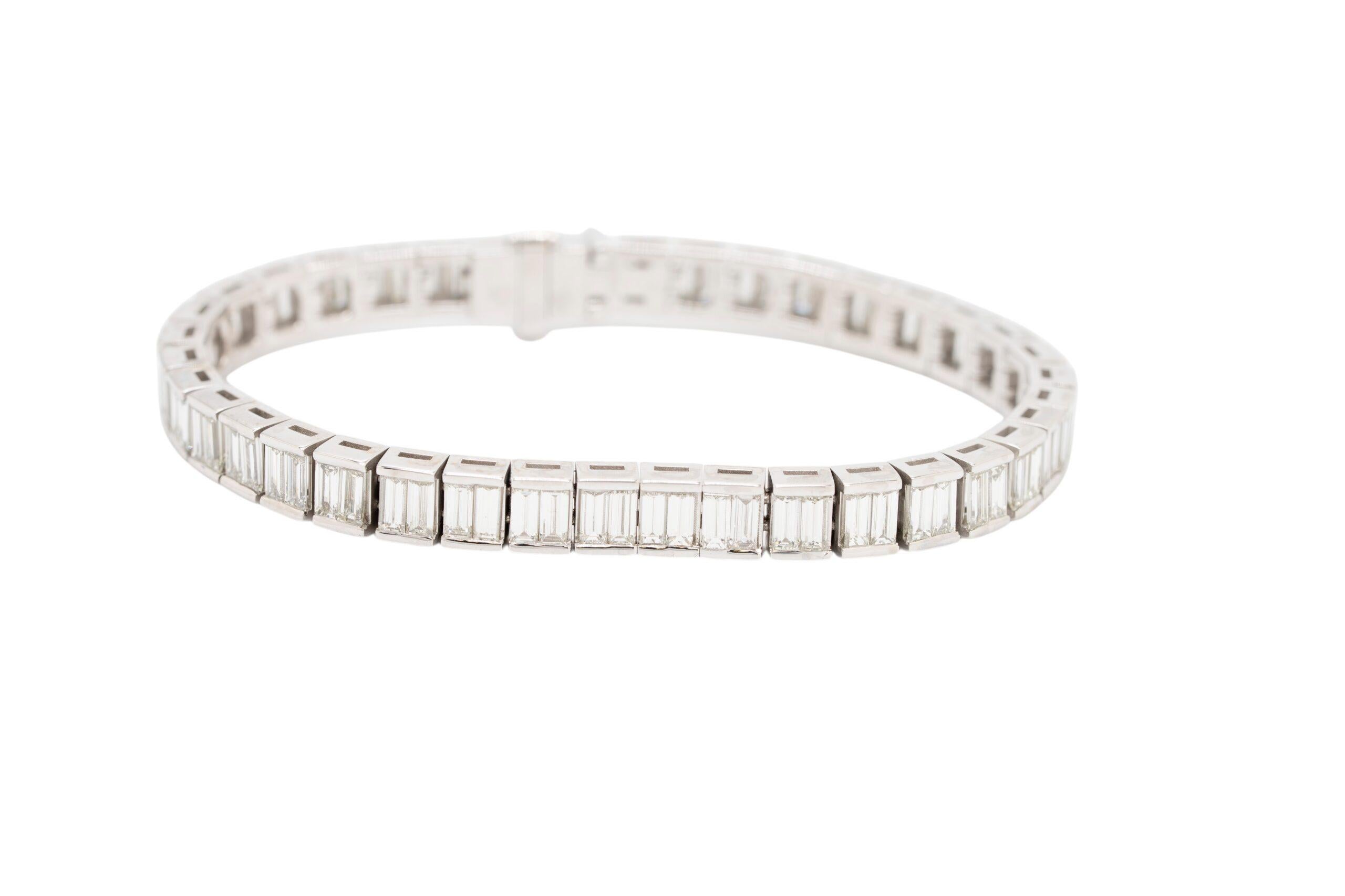 Ce luxueux bracelet en or blanc 18k est orné d'environ 10,80 carats de diamants naturels taille baguette, mettant en valeur la sophistication et la brillance intemporelles. Les 76 diamants taillés par des experts, de couleur G/H et de pureté VS,
