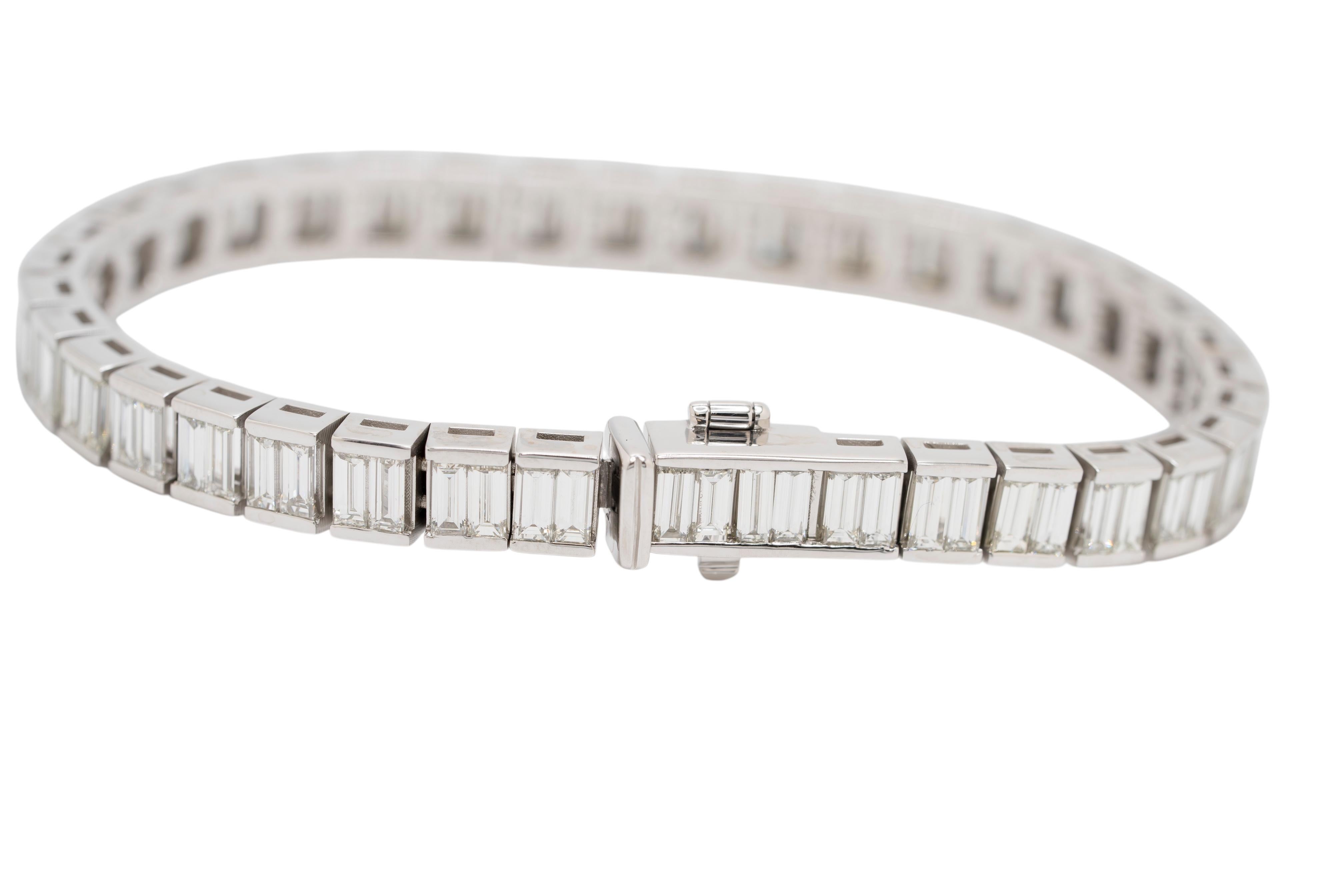 Bracelet en or blanc 18 carats avec diamants baguettes Excellent état - En vente à Boca Raton, FL