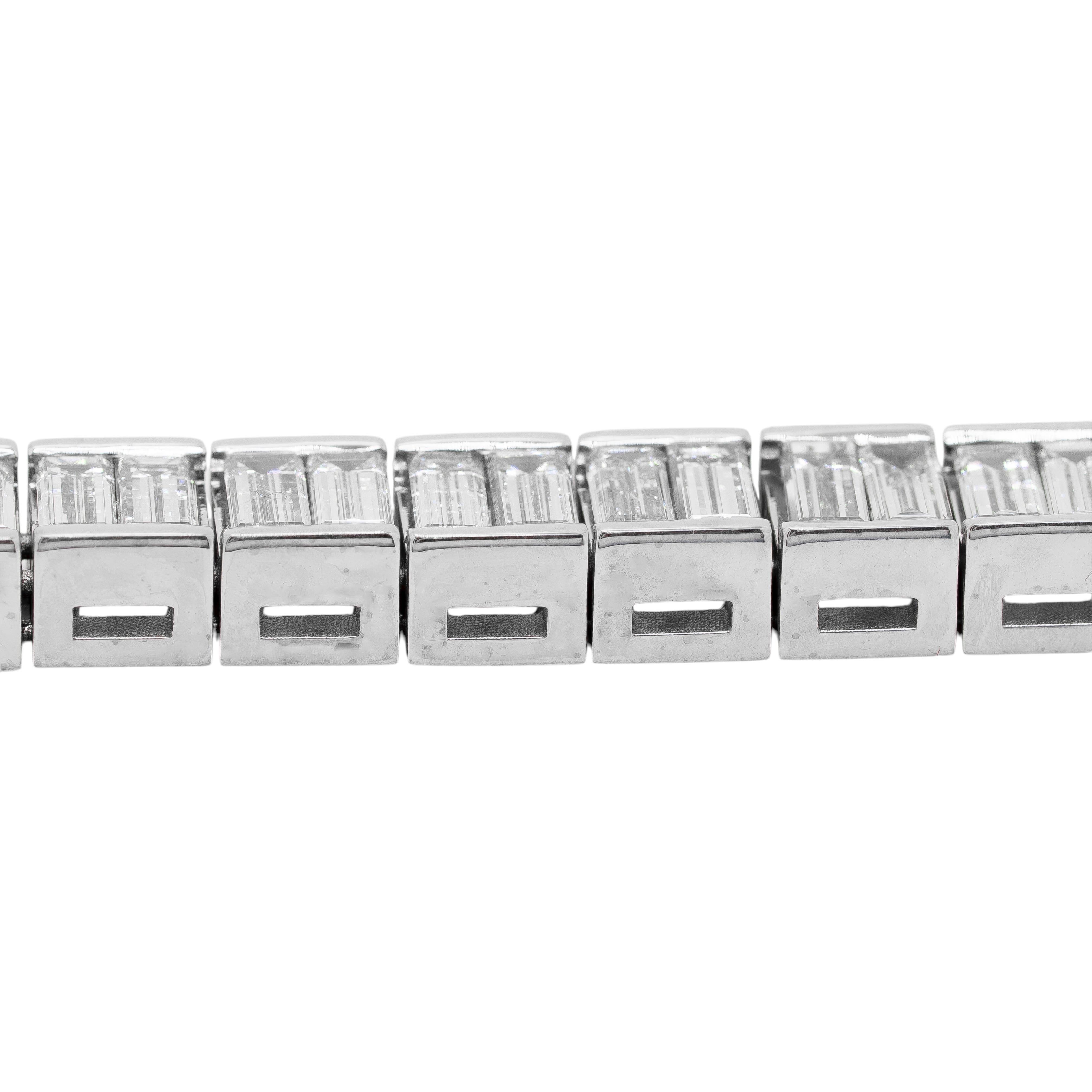 Bracelet en or blanc 18 carats avec diamants baguettes en vente 1