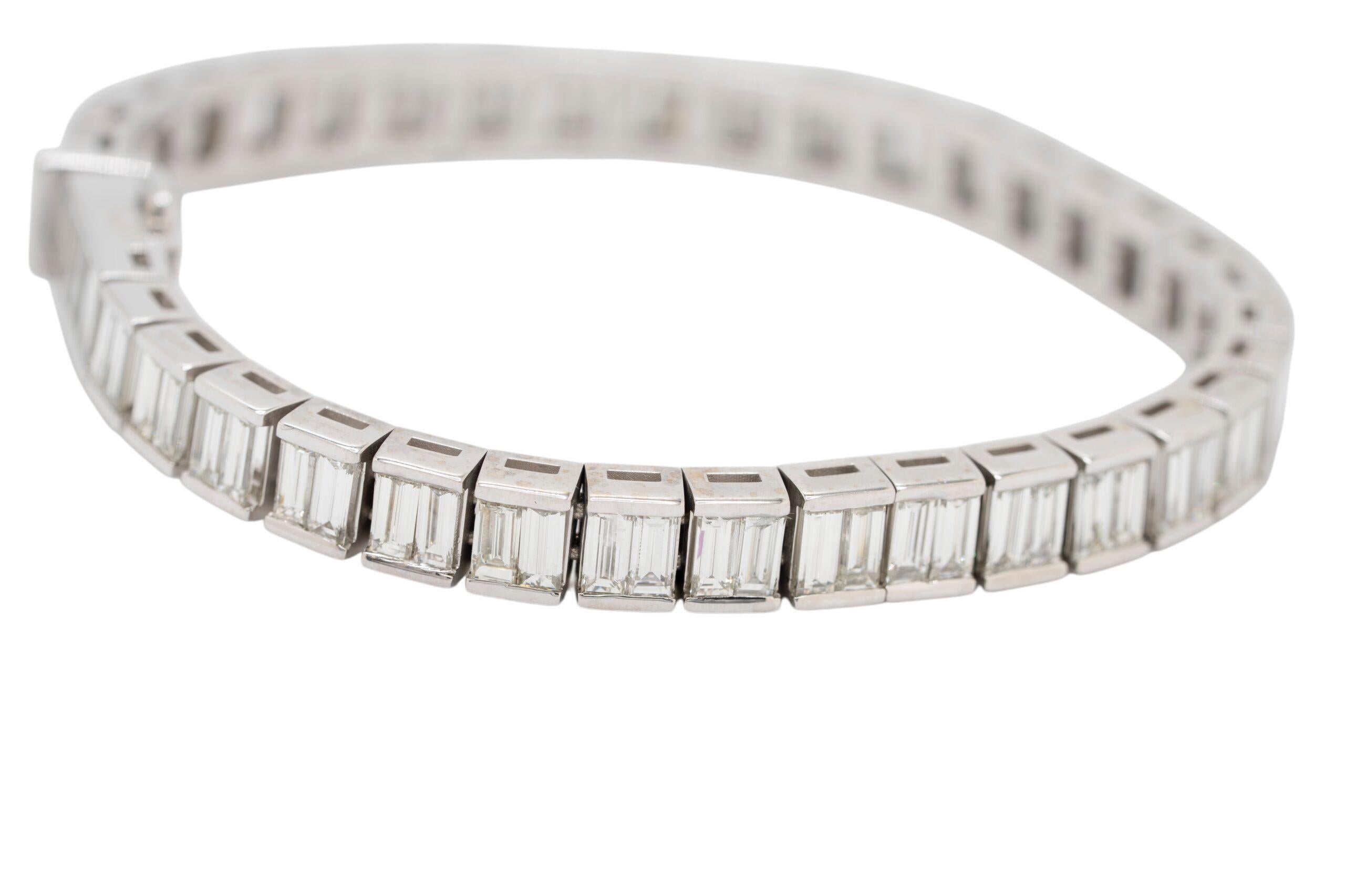 Bracelet en or blanc 18 carats avec diamants baguettes en vente 2