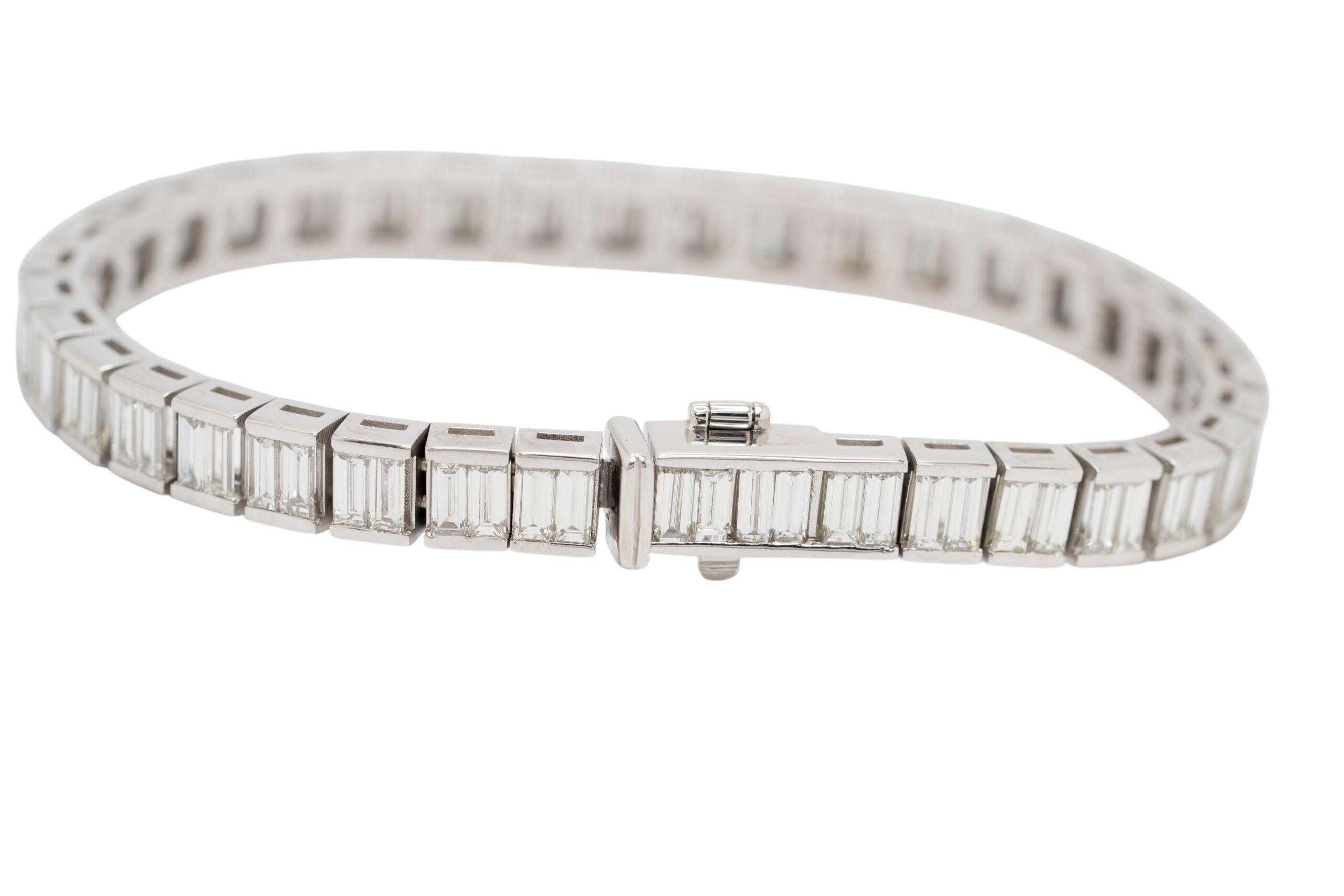 Bracelet en or blanc 18 carats avec diamants baguettes en vente 3