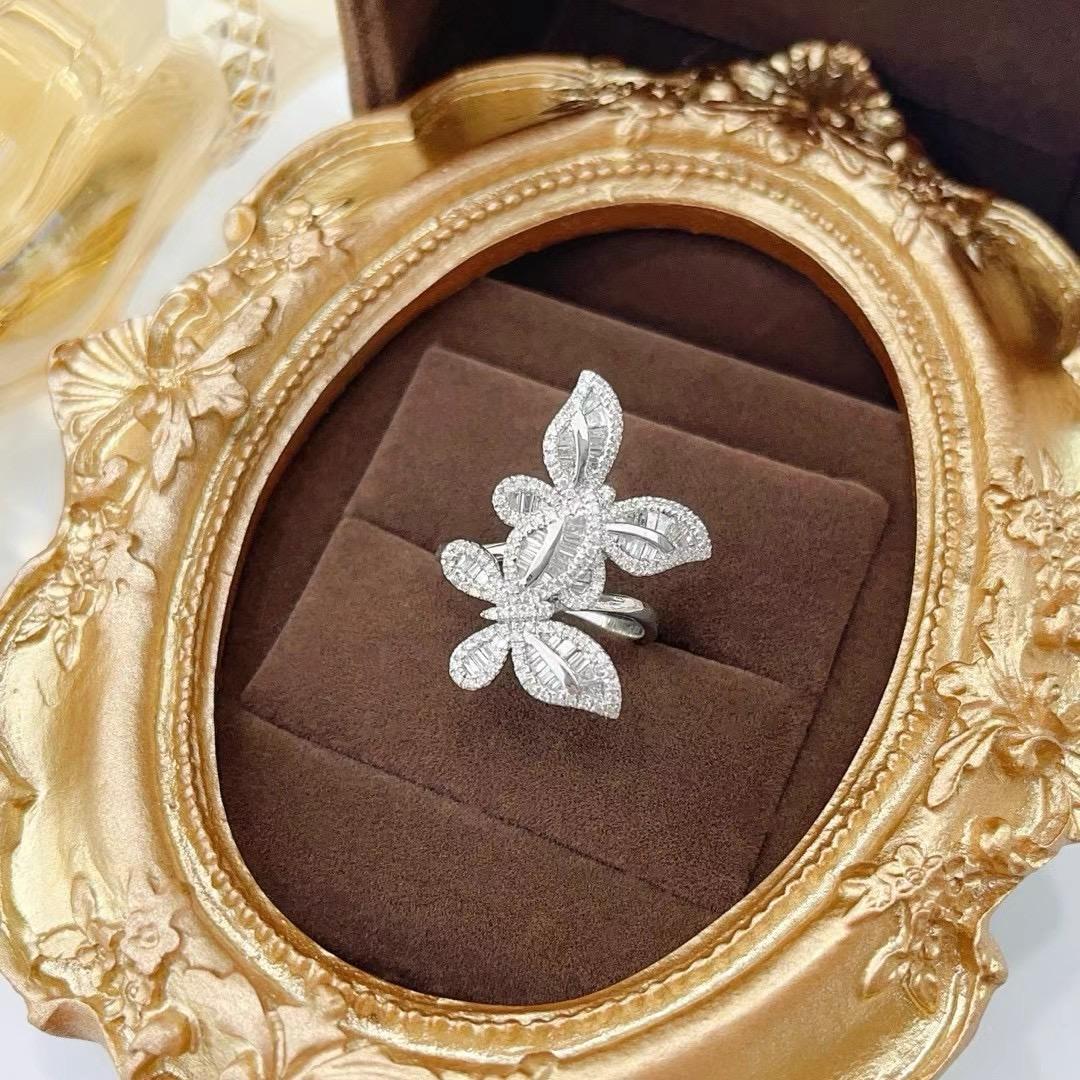 Moderno Anello Farfalla con Diamante Baguette in oro bianco 18K in vendita