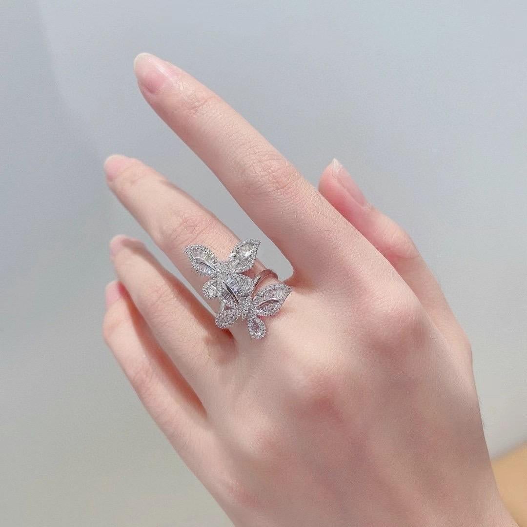 Taglio baguette Anello Farfalla con Diamante Baguette in oro bianco 18K in vendita