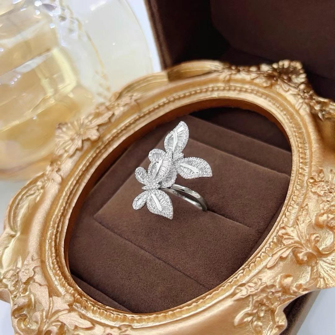 Anello Farfalla con Diamante Baguette in oro bianco 18K In condizioni Nuovo in vendita a Kowloon, HK