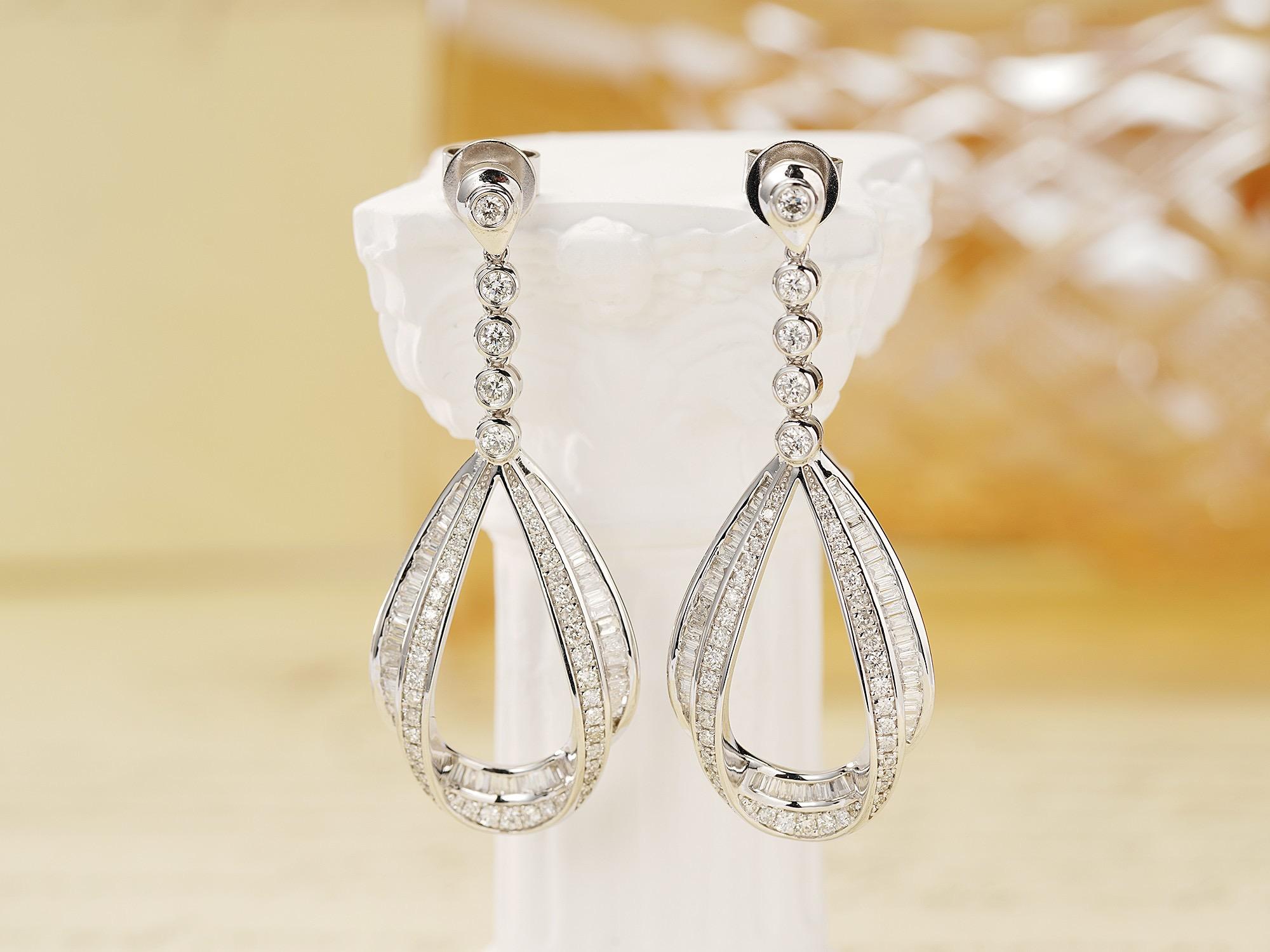 18K White Gold Baguette Diamond Drop Earrings

Baguette Diamonds - 0.54 CT
Round Diamonds - 0.80 CT

Total Weight - 8.57 GM

