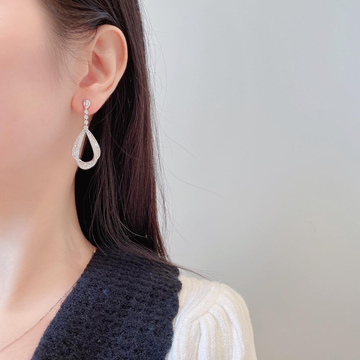 18K White Gold Baguette Diamond Drop Earrings In New Condition For Sale In Kowloon, HK