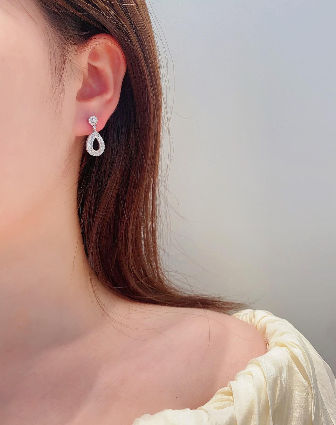 18K White Gold Baguette Diamond Earrings In New Condition For Sale In Kowloon, HK