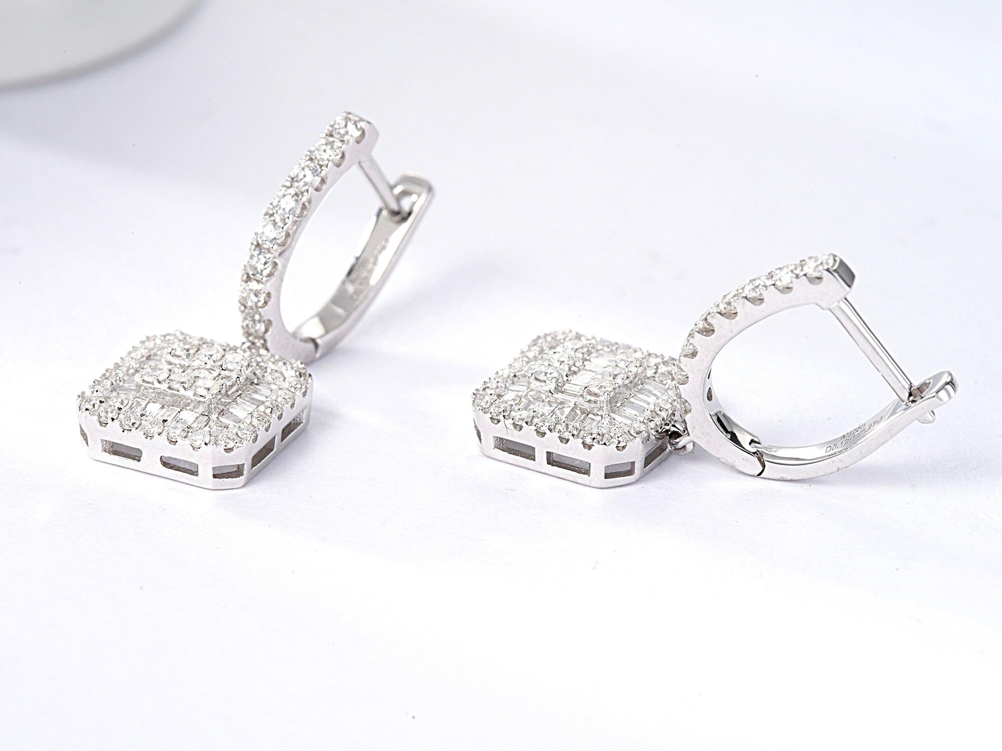 18K White Gold Baguette Diamond Earrings In New Condition For Sale In Kowloon, HK