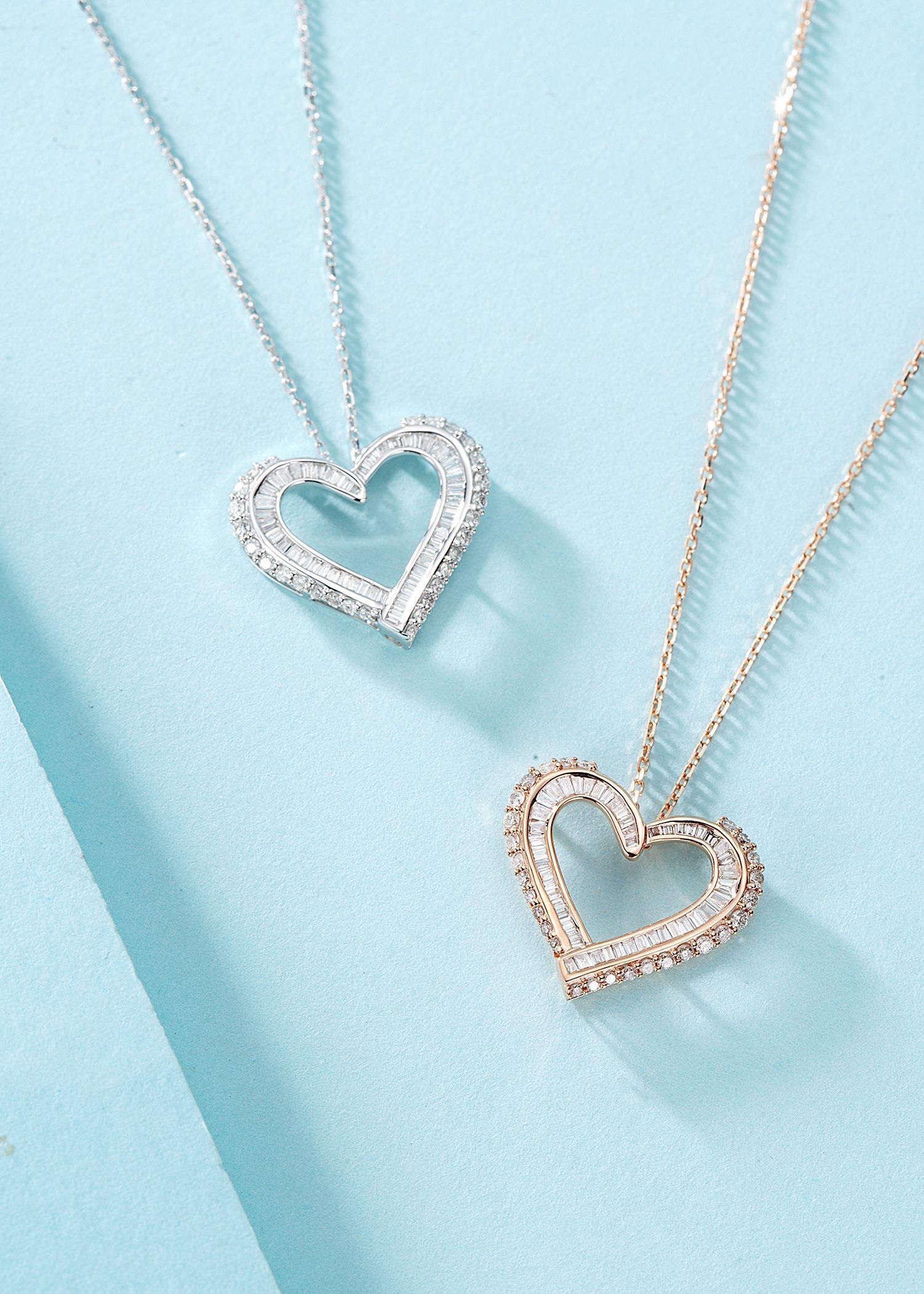 Moderno Collana con ciondolo a cuore con diamante Baguette in oro bianco 18K in vendita