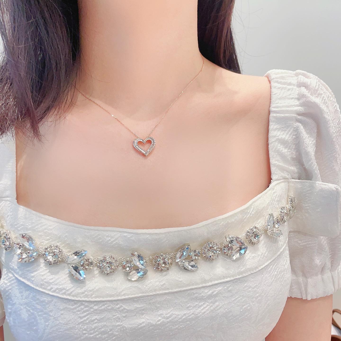 Taglio baguette Collana con ciondolo a cuore con diamante Baguette in oro bianco 18K in vendita