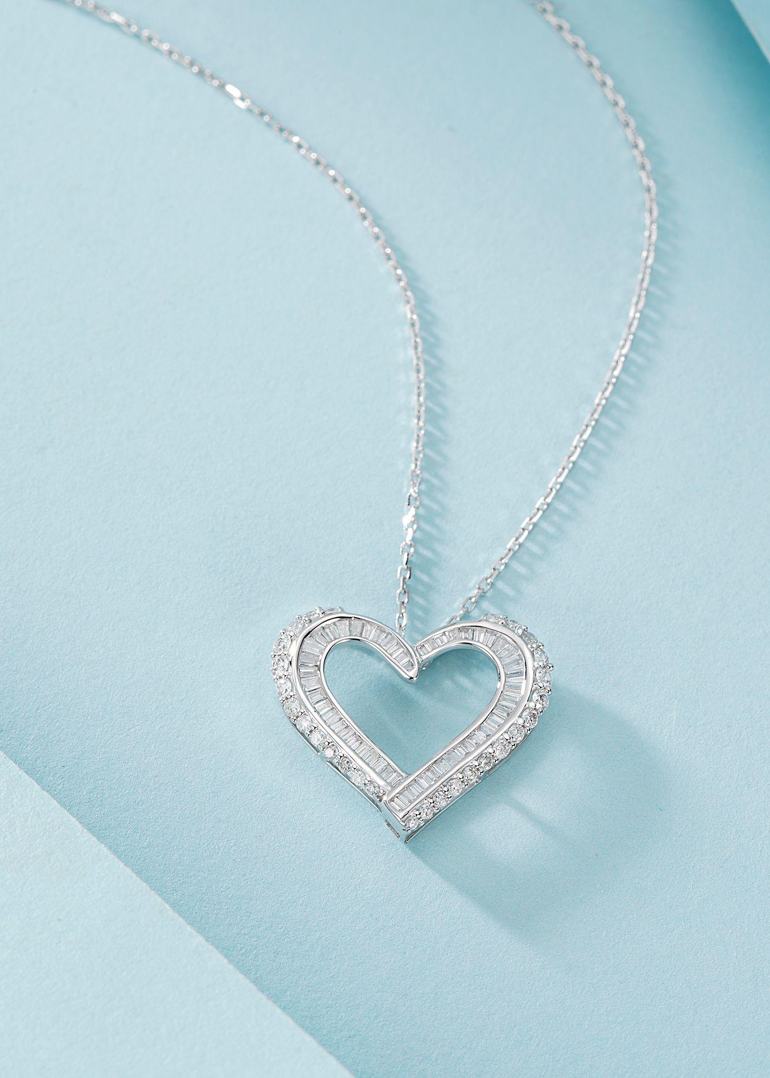 Collana con ciondolo a cuore con diamante Baguette in oro bianco 18K In condizioni Nuovo in vendita a Kowloon, HK