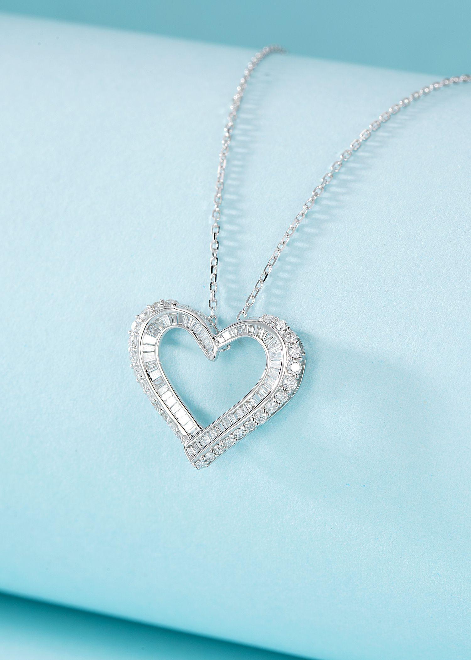 da uomo o donna Collana con ciondolo a cuore con diamante Baguette in oro bianco 18K in vendita